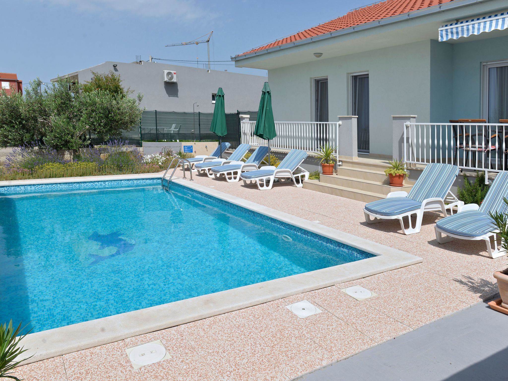 In Kastel Sucurac mit Parkplatz-Drinnen