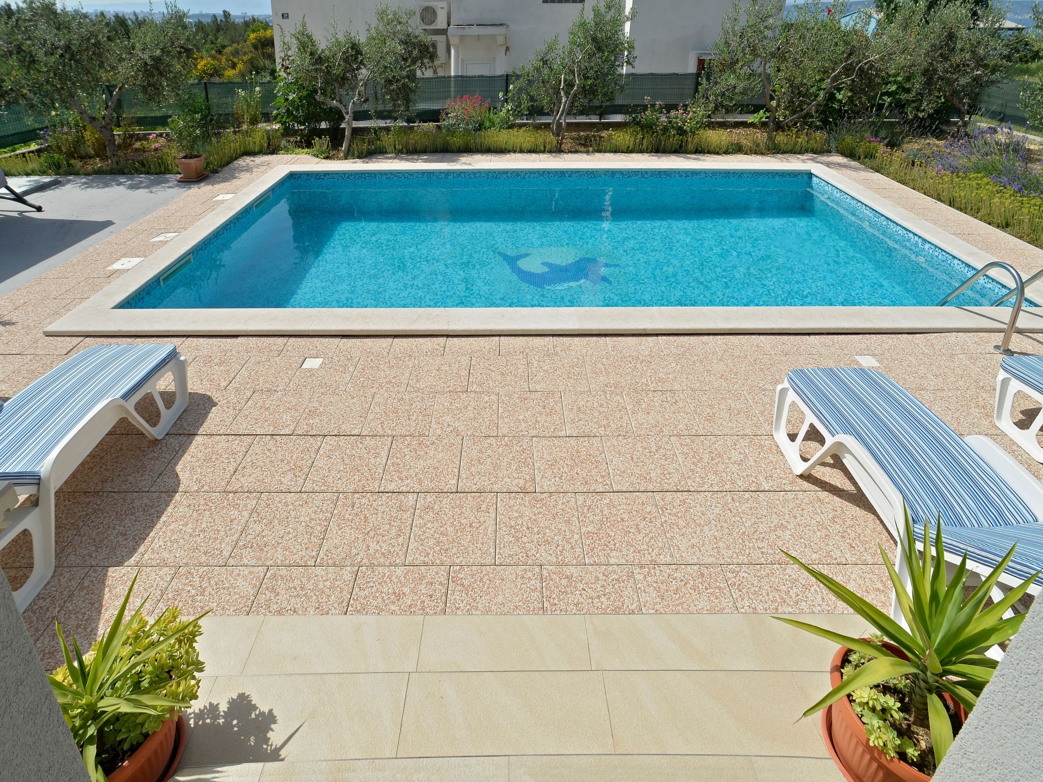 In Kastel Sucurac mit Parkplatz-Drinnen