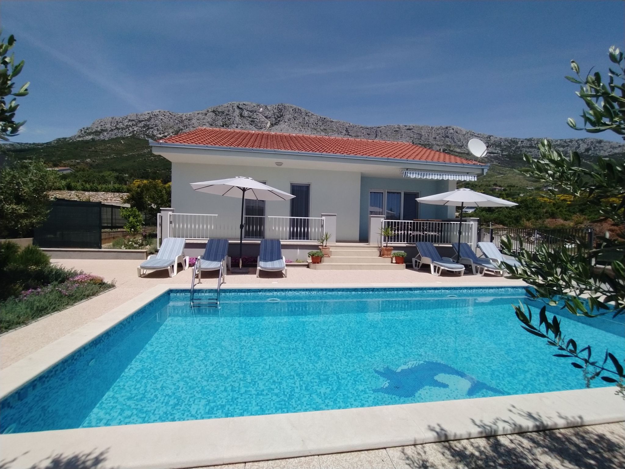 In Kastel Sucurac mit Parkplatz-Drinnen