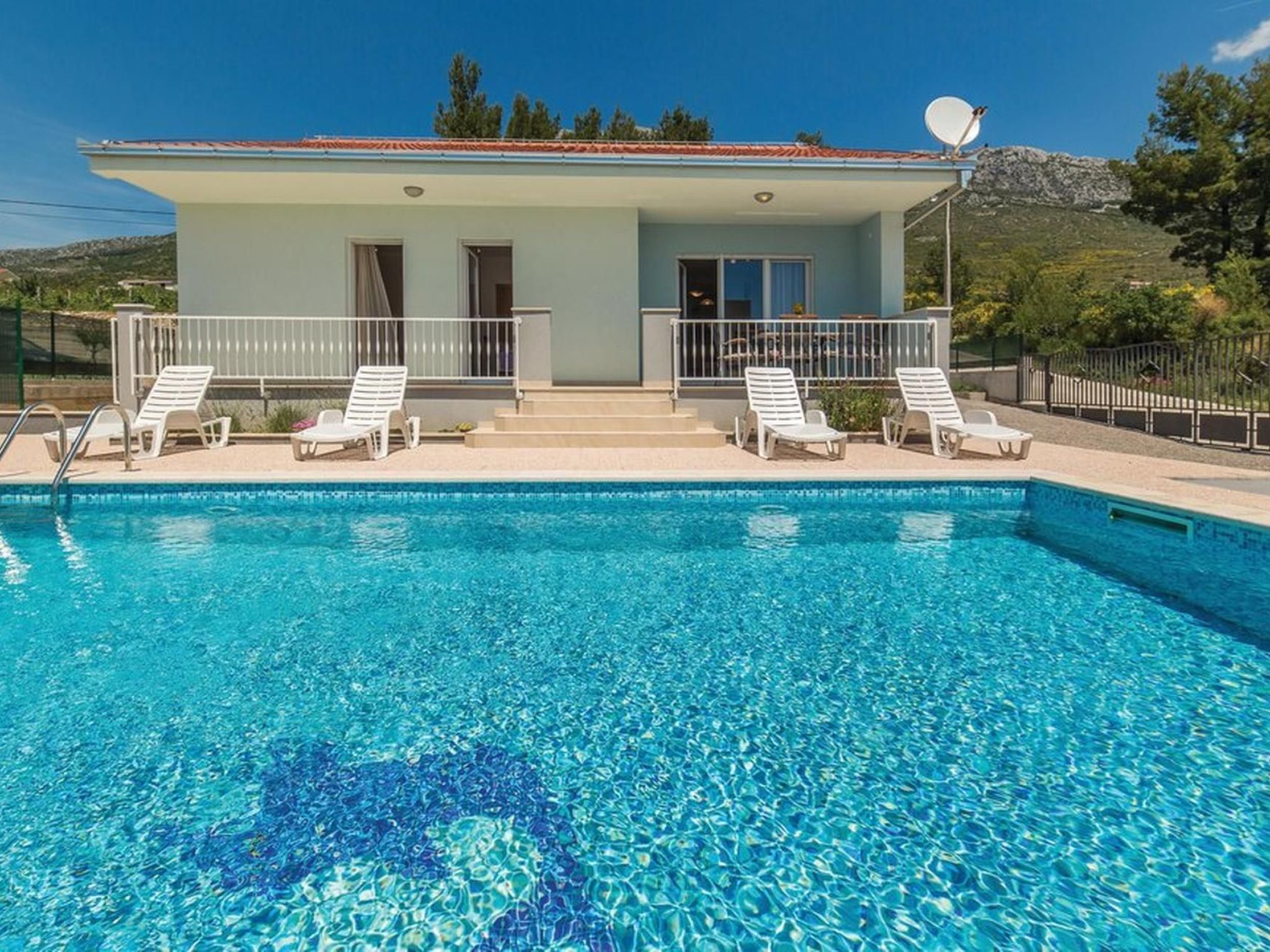 In Kastel Sucurac mit Parkplatz-Drinnen