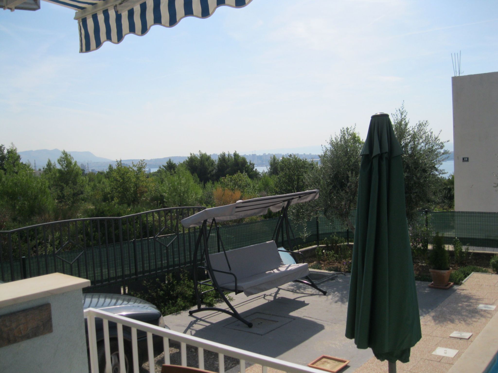 In Kastel Sucurac mit Parkplatz-Drinnen