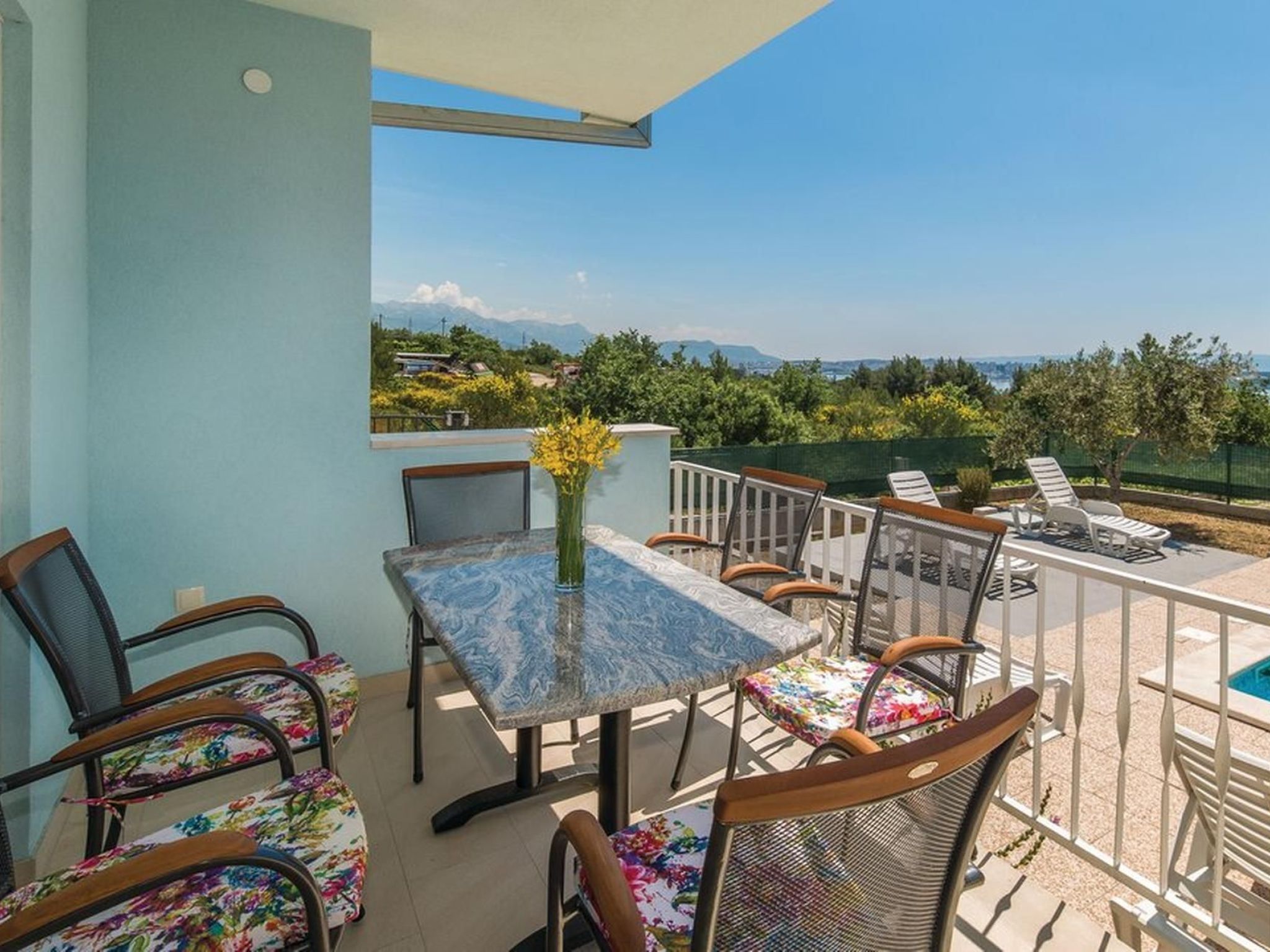 In Kastel Sucurac mit Parkplatz-Drinnen