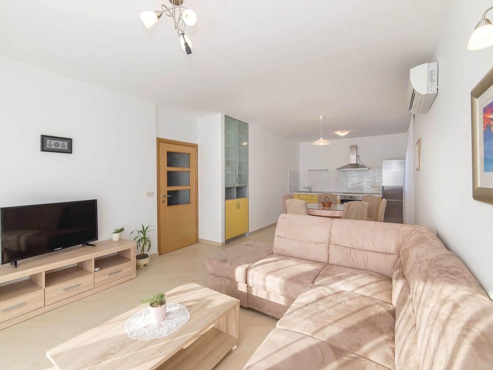 In Kastel Sucurac mit Parkplatz-Drinnen