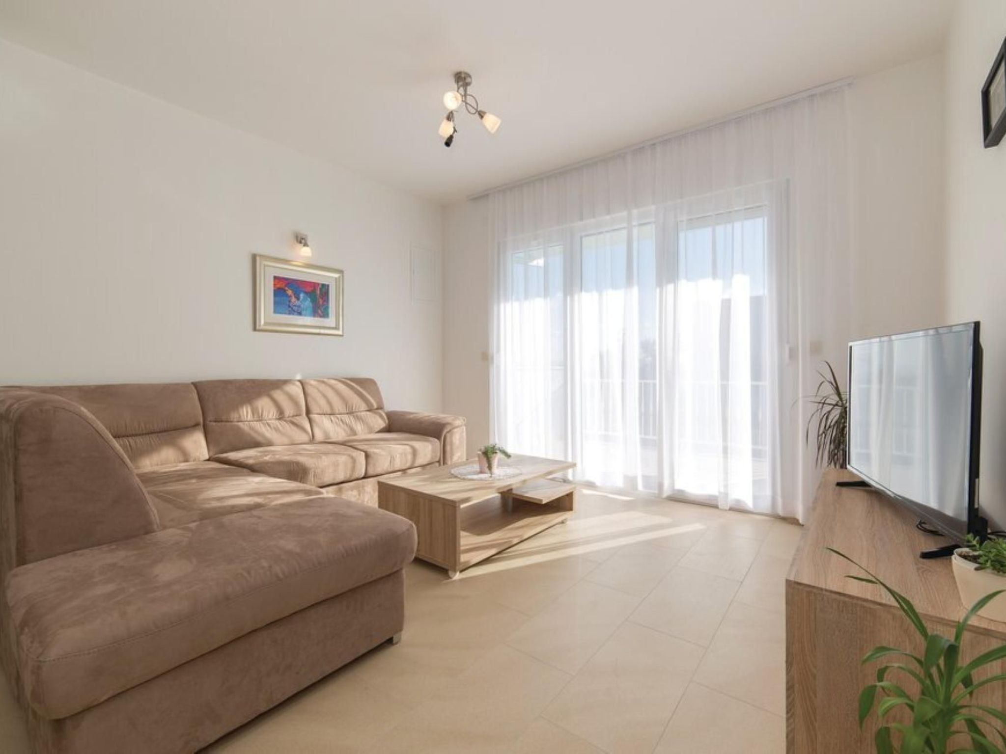 In Kastel Sucurac mit Parkplatz-Drinnen