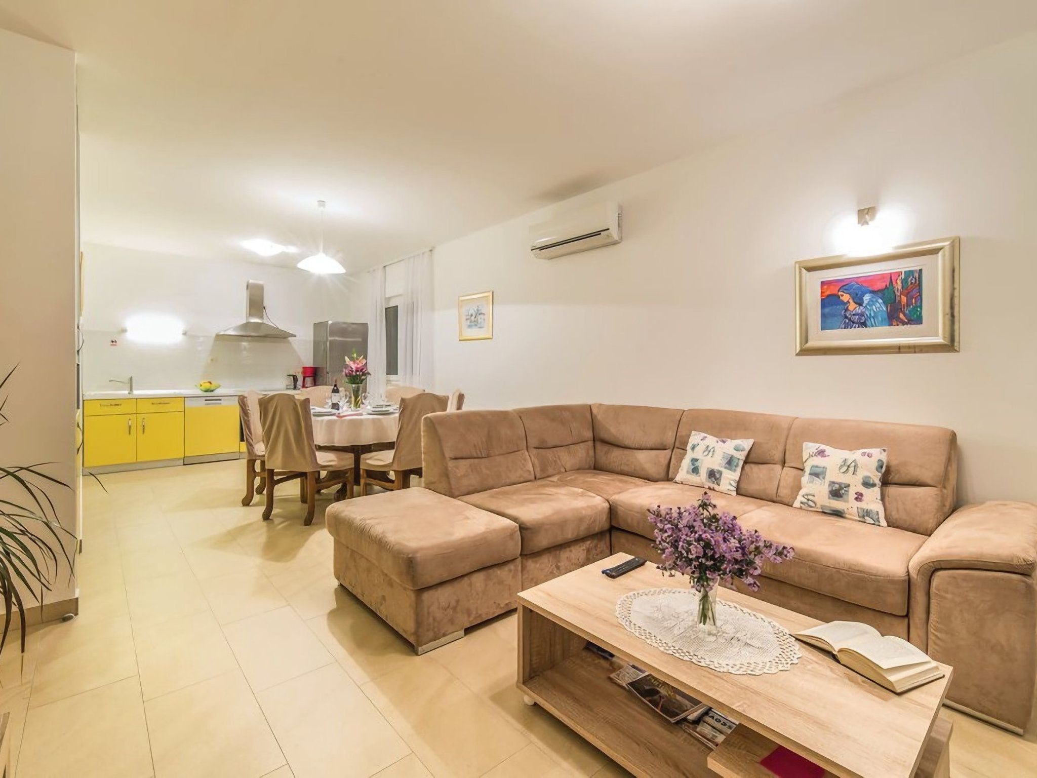 In Kastel Sucurac mit Parkplatz-Drinnen