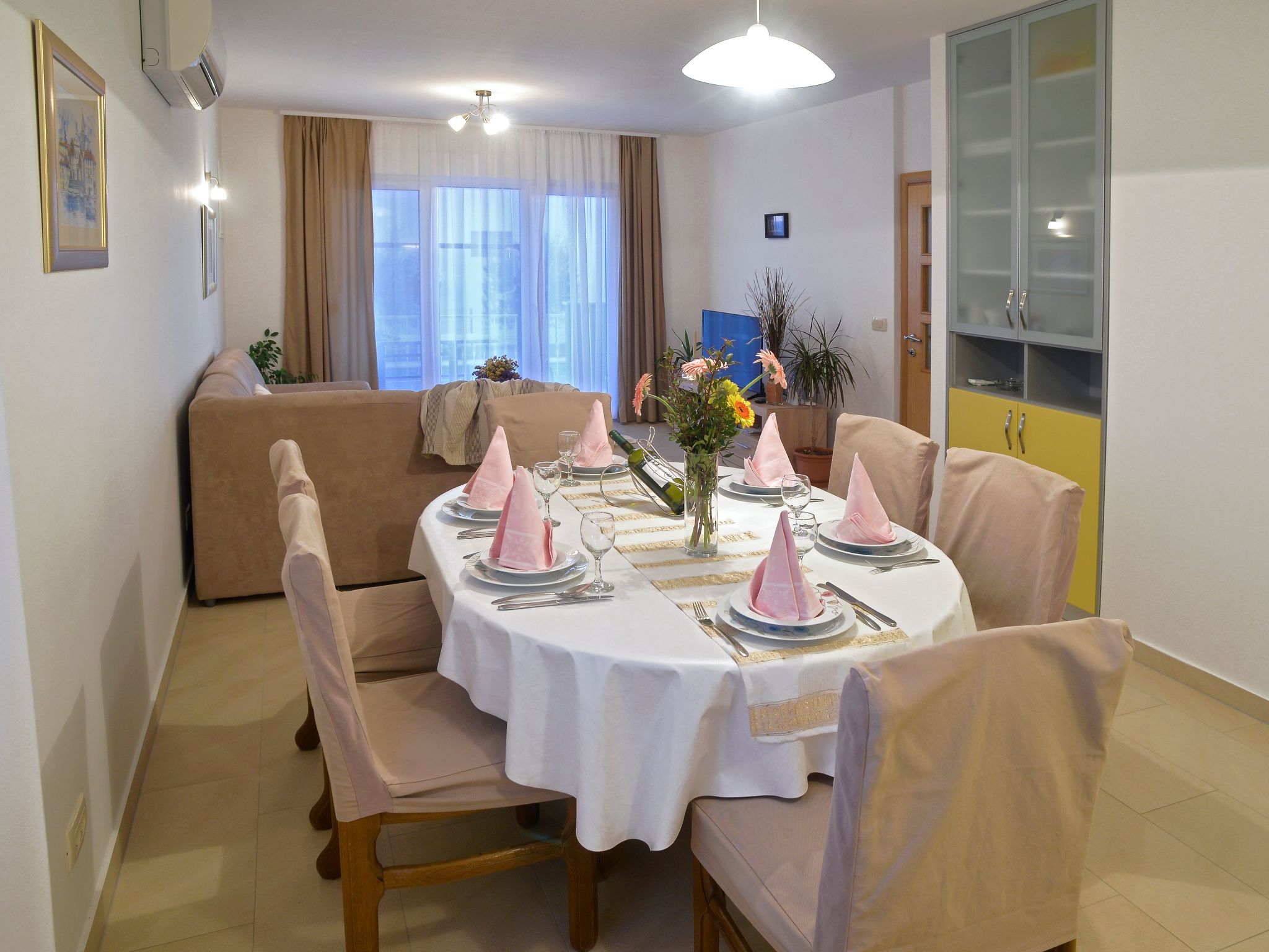 In Kastel Sucurac mit Parkplatz-Drinnen