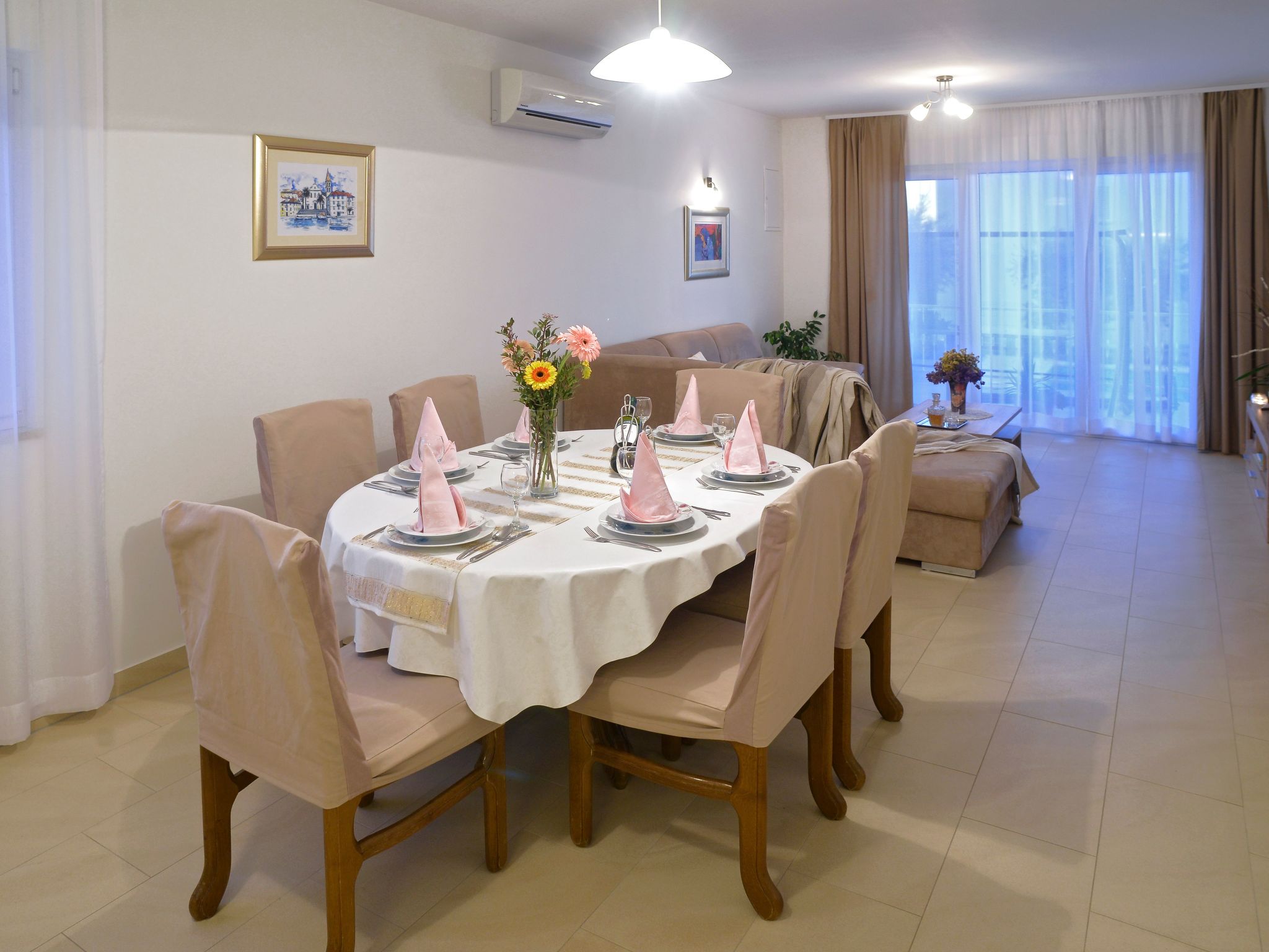 In Kastel Sucurac mit Parkplatz-Drinnen