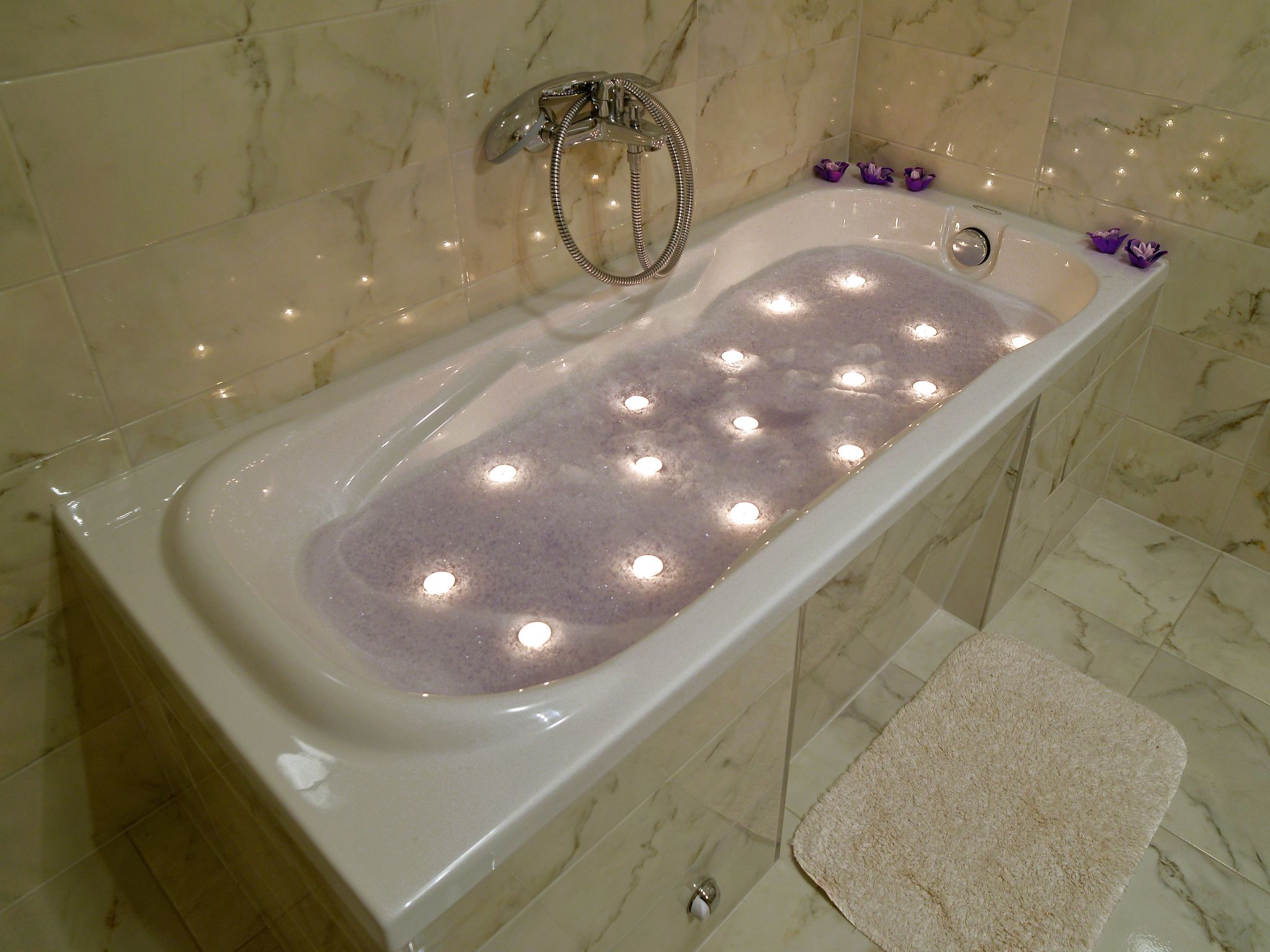 In Kastel Sucurac mit Parkplatz-Drinnen