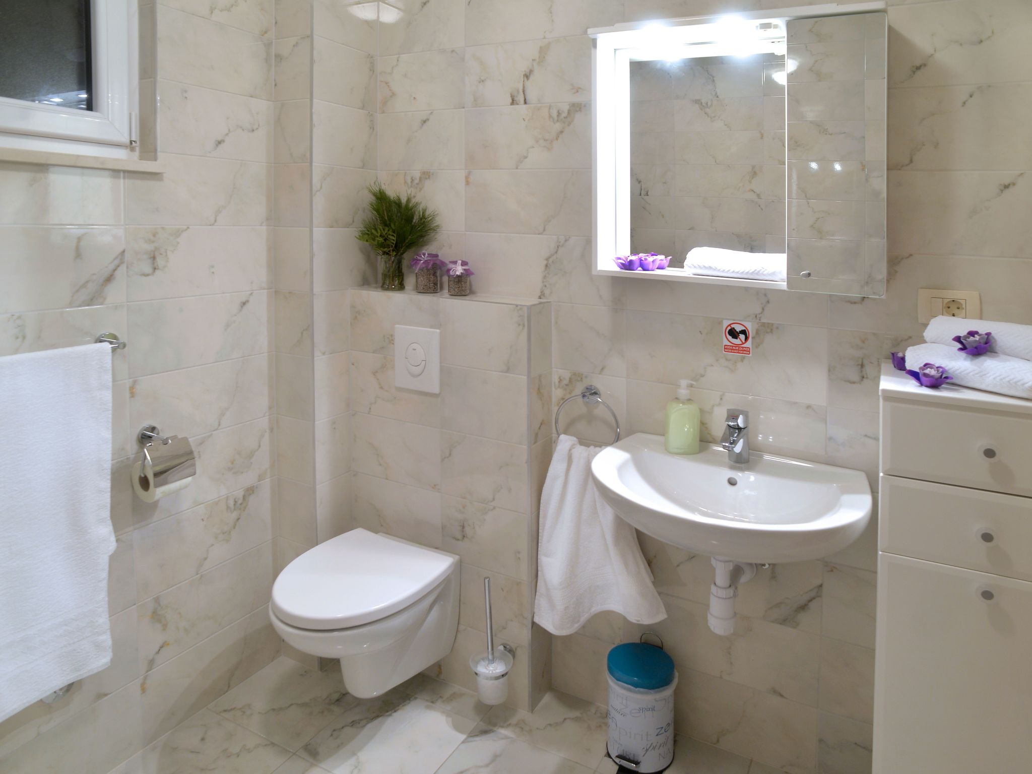 In Kastel Sucurac mit Parkplatz-Drinnen