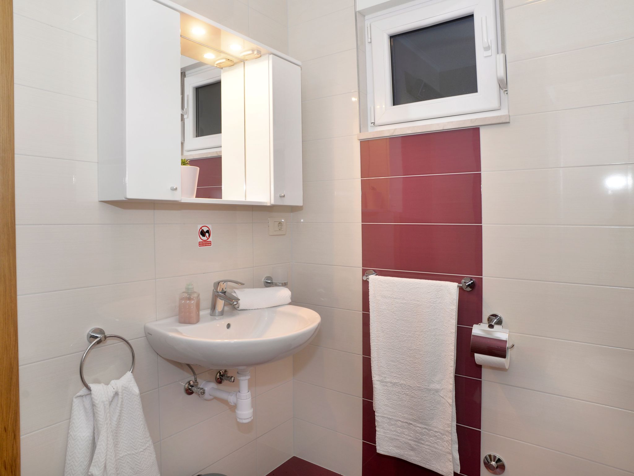 In Kastel Sucurac mit Parkplatz-Drinnen