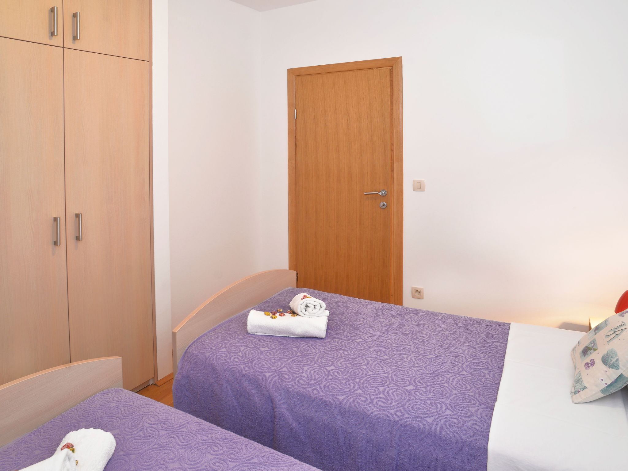 In Kastel Sucurac mit Parkplatz-Drinnen