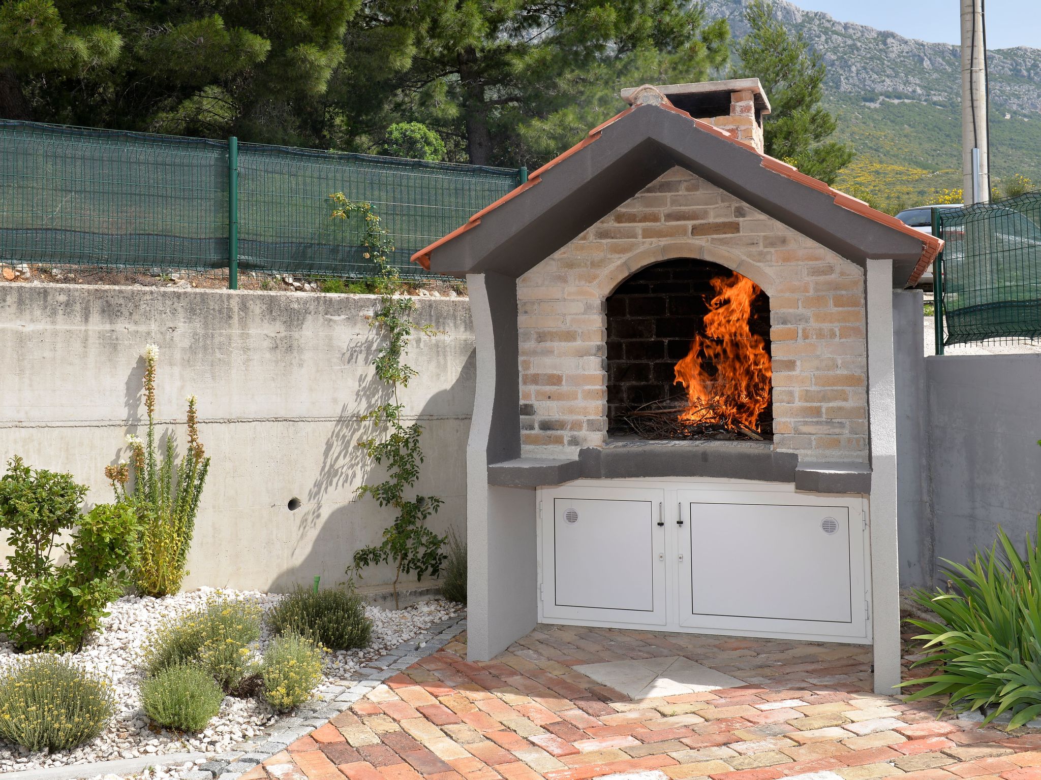 In Kastel Sucurac mit Parkplatz-Drinnen