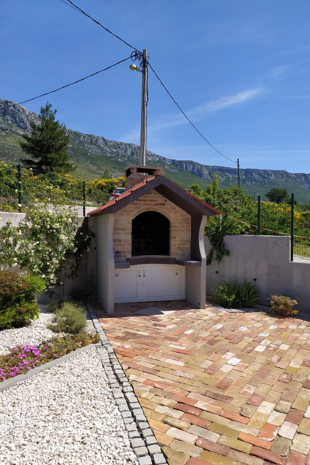 In Kastel Sucurac mit Parkplatz-Drinnen