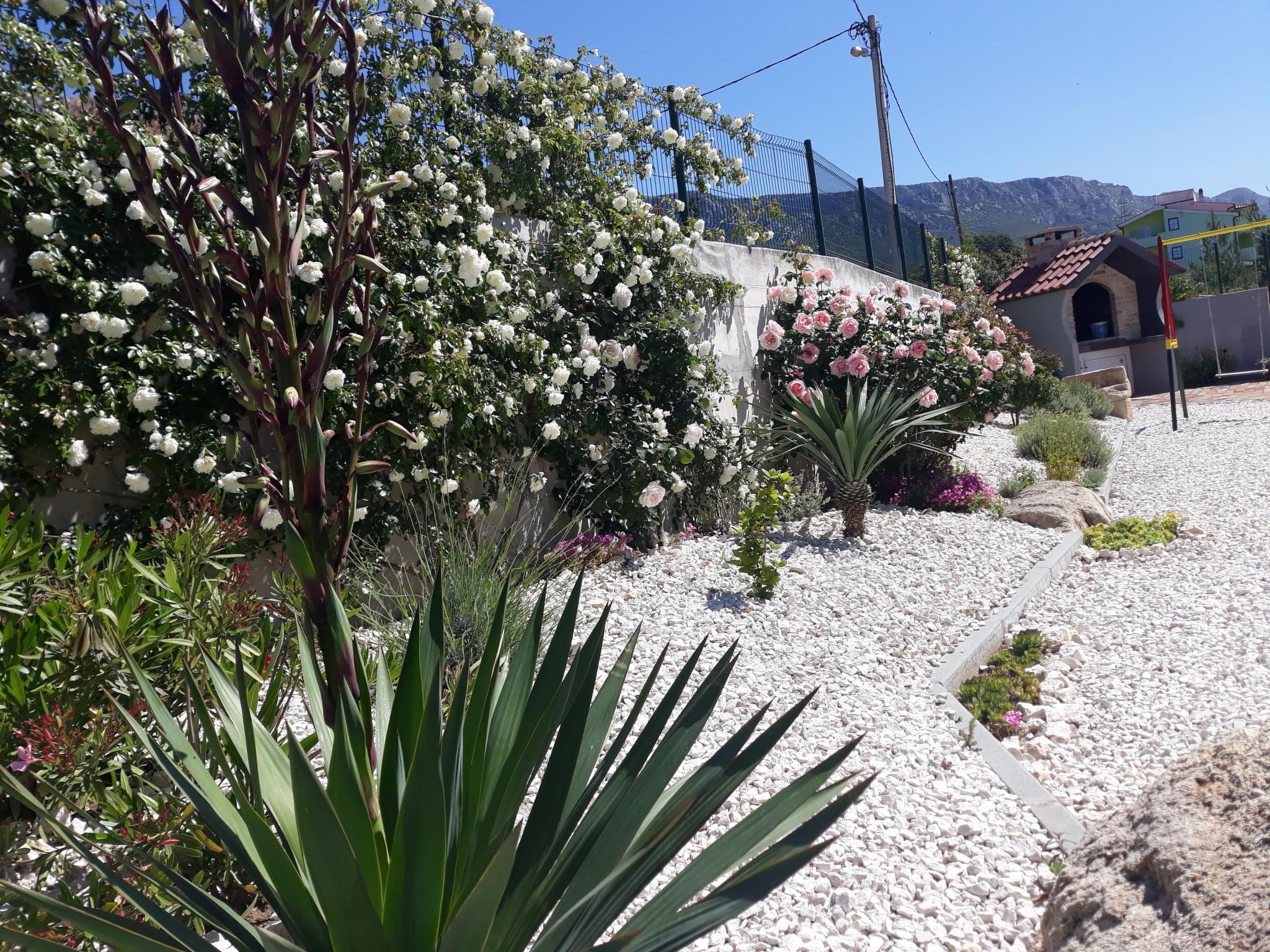 In Kastel Sucurac mit Parkplatz-Drinnen