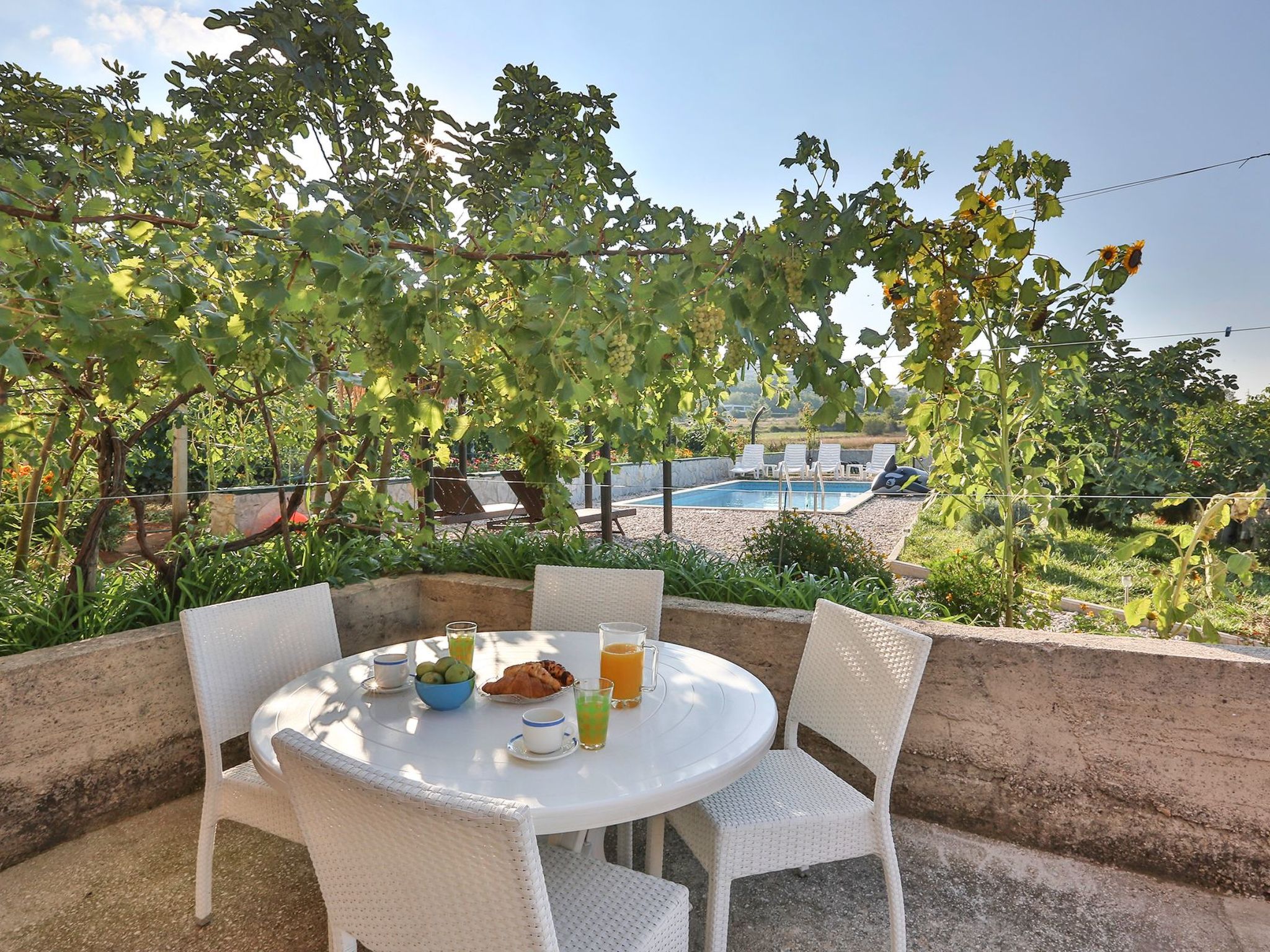 Villa "Sonnenblume" mit eigenem Garten und Grill-Drinnen