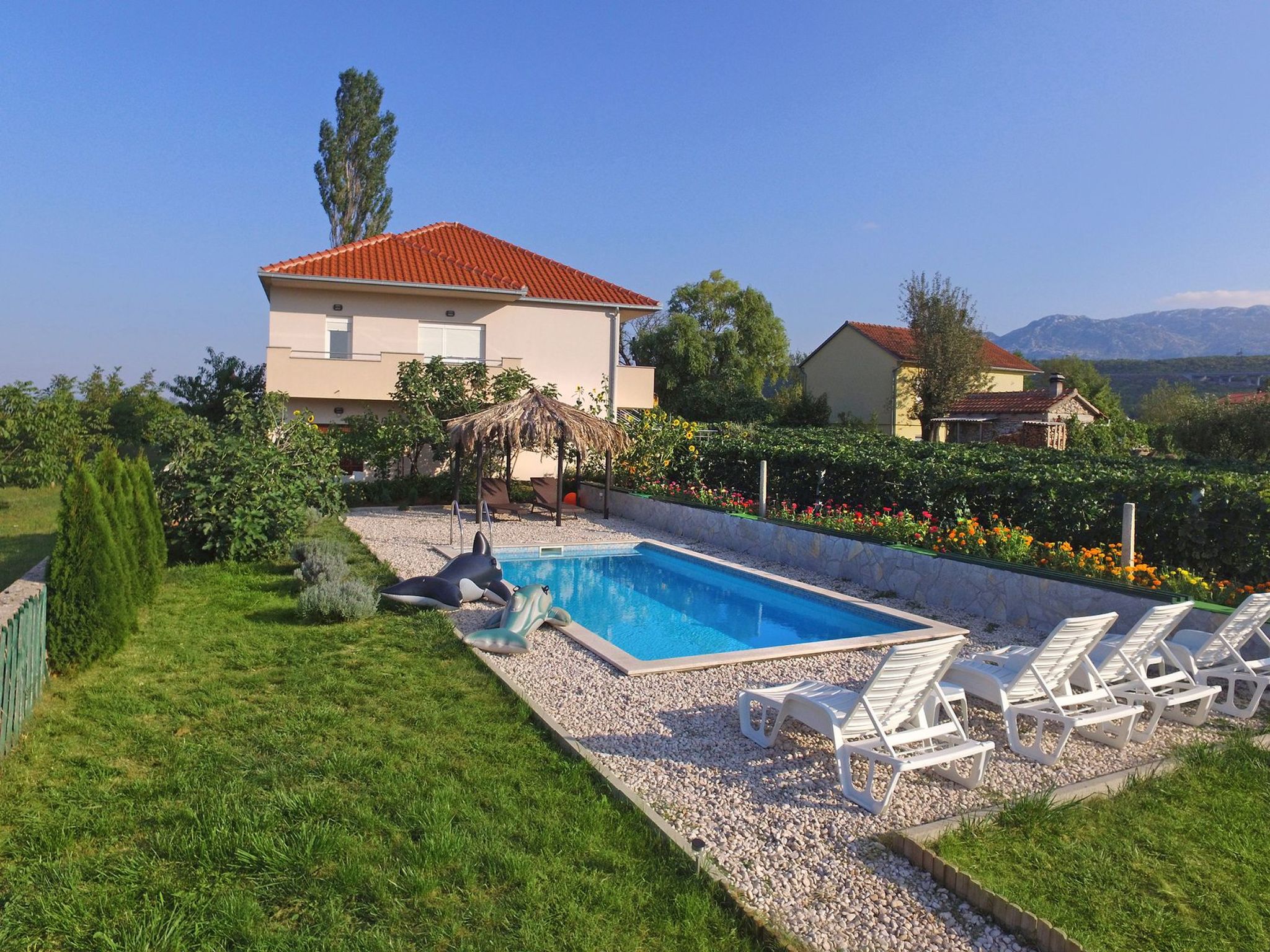 Villa "Sonnenblume" mit eigenem Garten und Grill-Drinnen