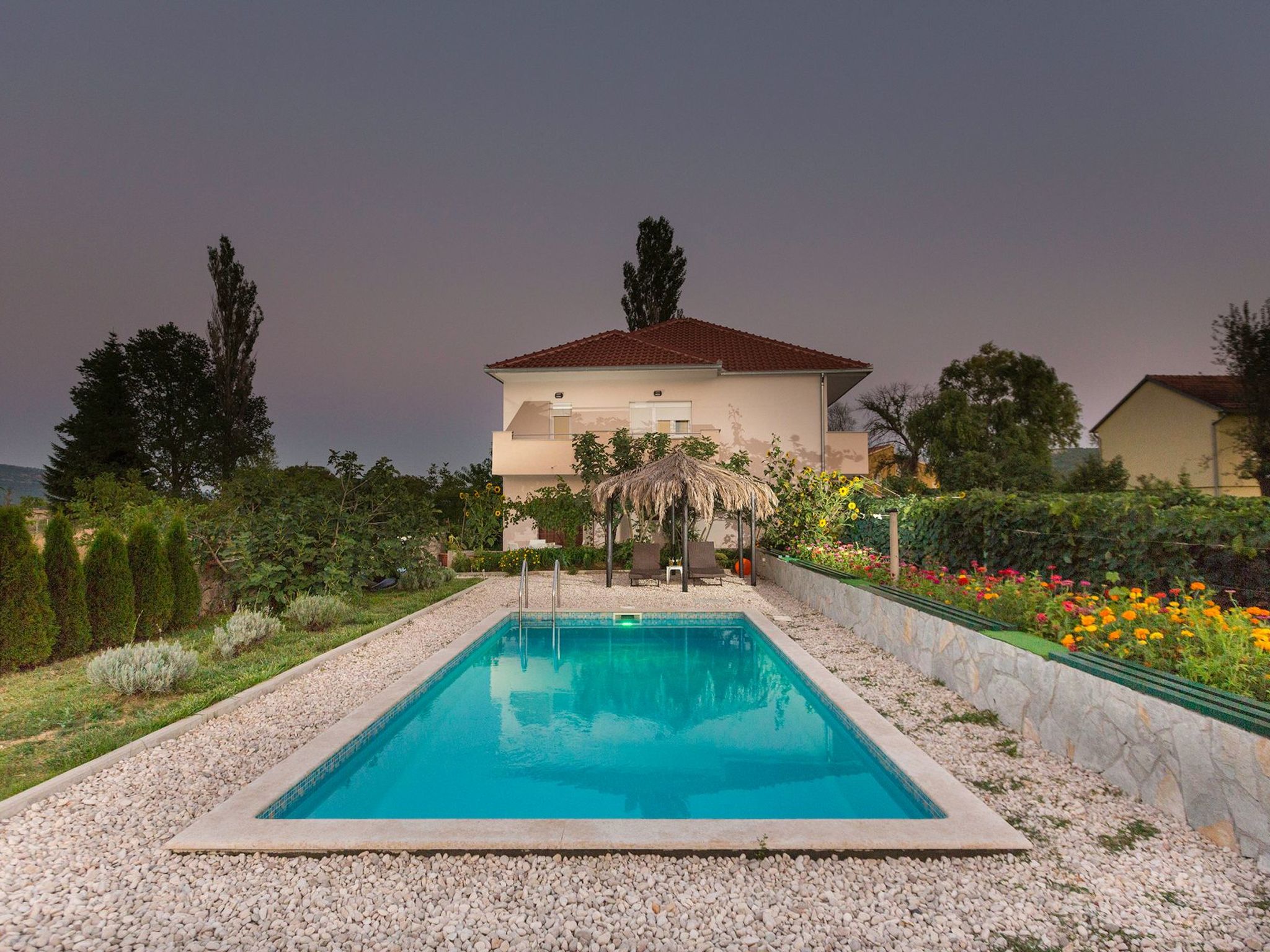 Villa "Sonnenblume" mit eigenem Garten und Grill-Drinnen