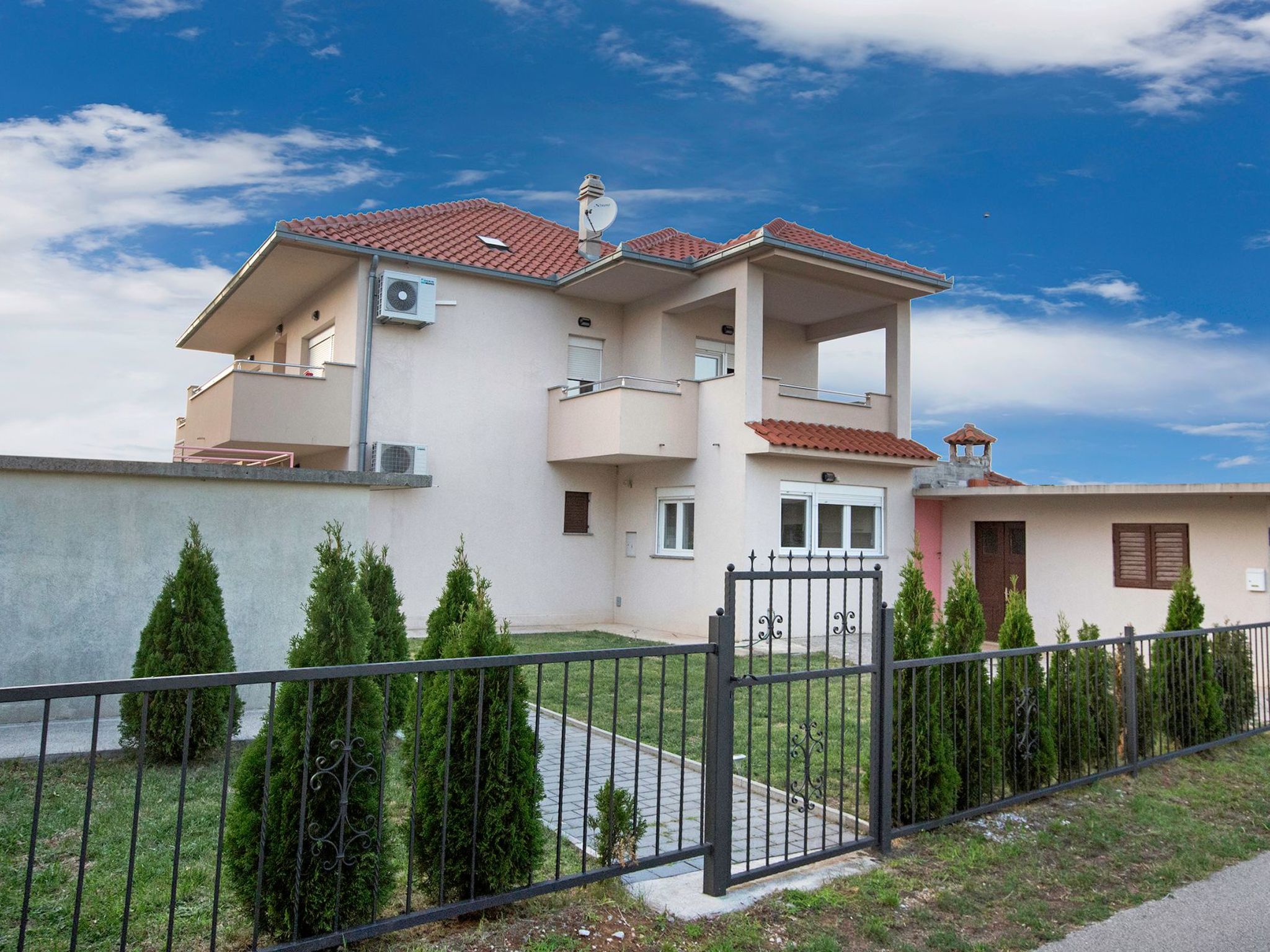 Villa "Sonnenblume" mit eigenem Garten und Grill-Drinnen