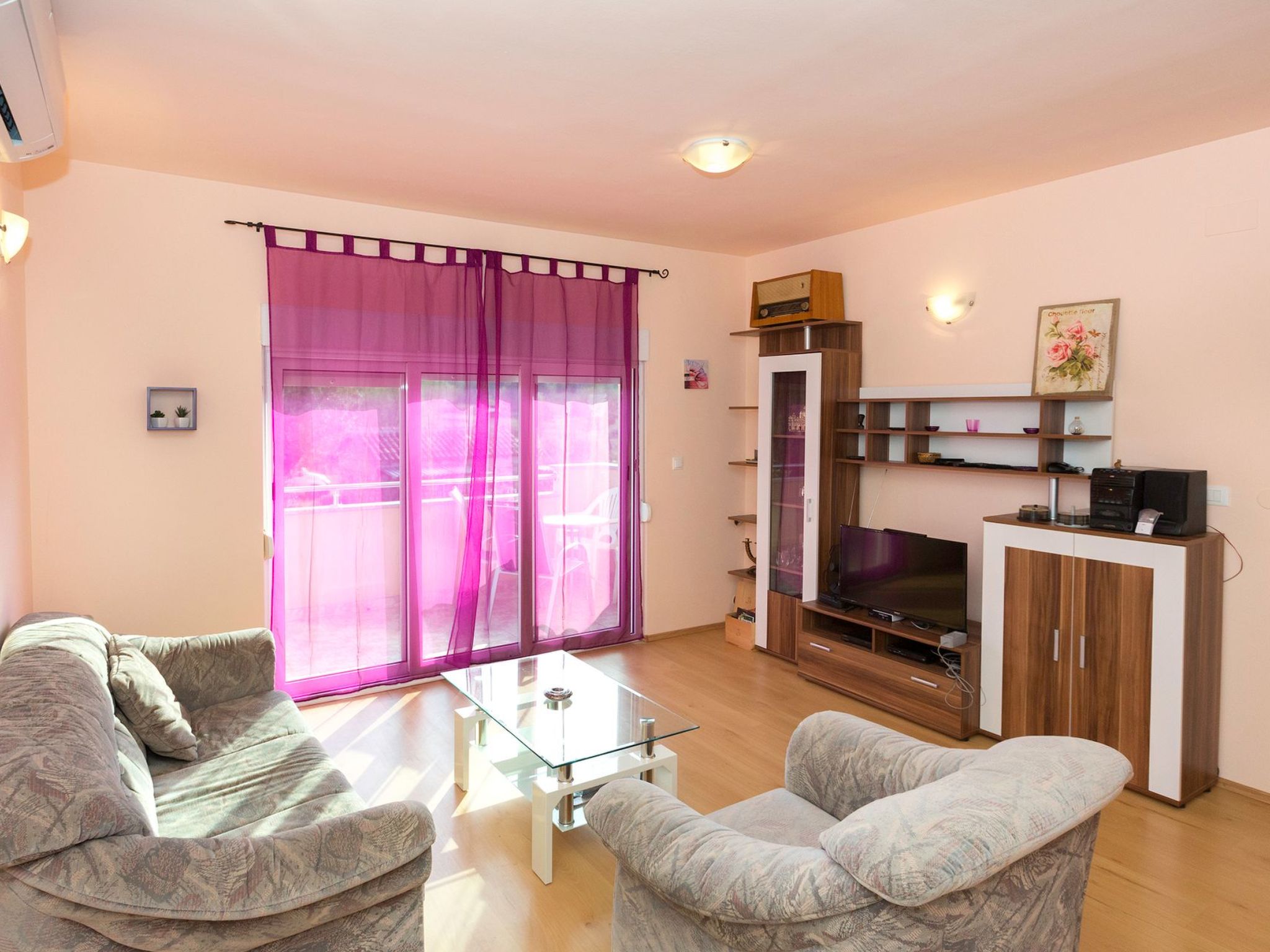 Villa "Sonnenblume" mit eigenem Garten und Grill-Drinnen