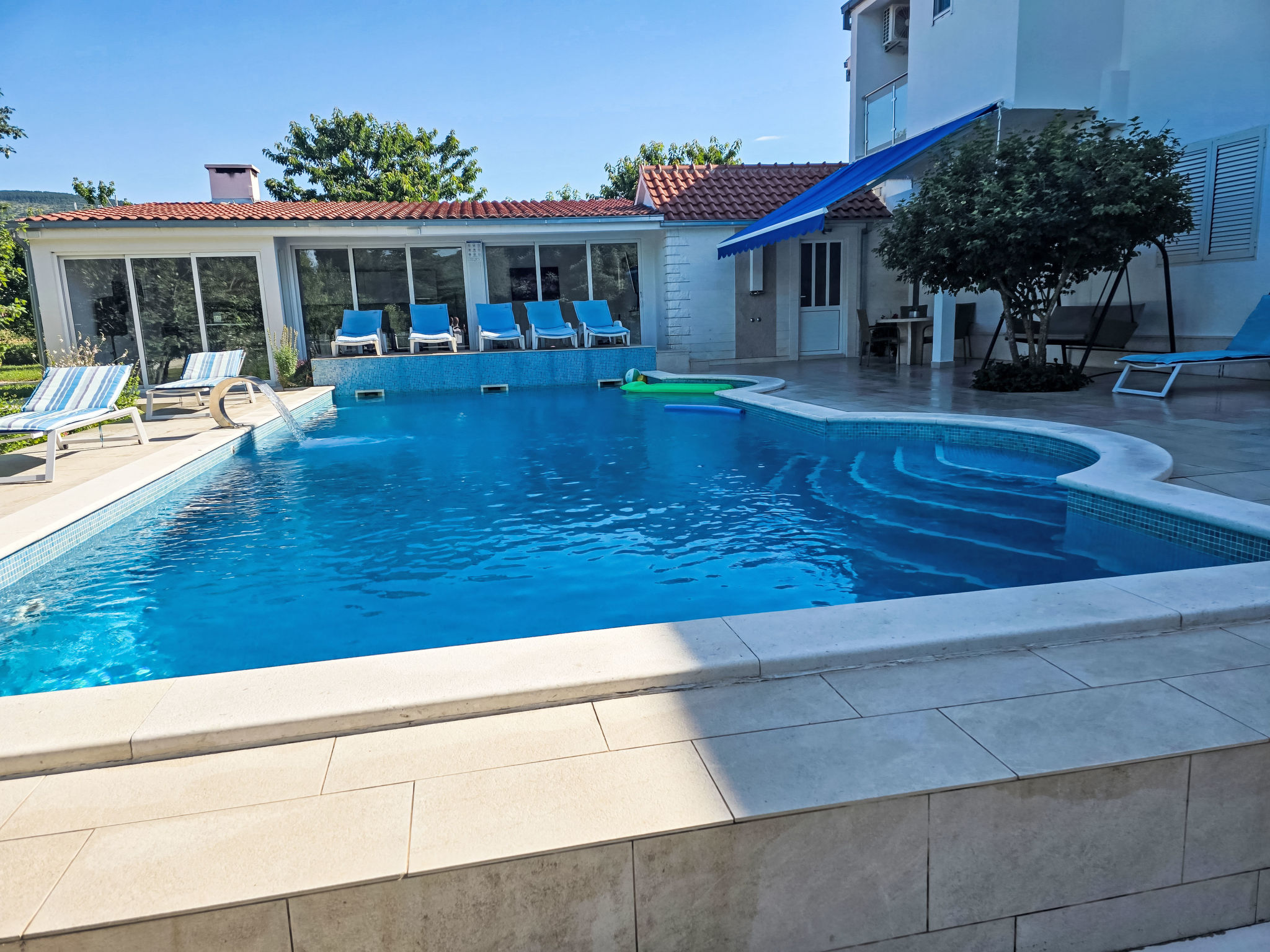 Villa Almas mit Schwimmbad, Fitnessraum, Tennisplatz