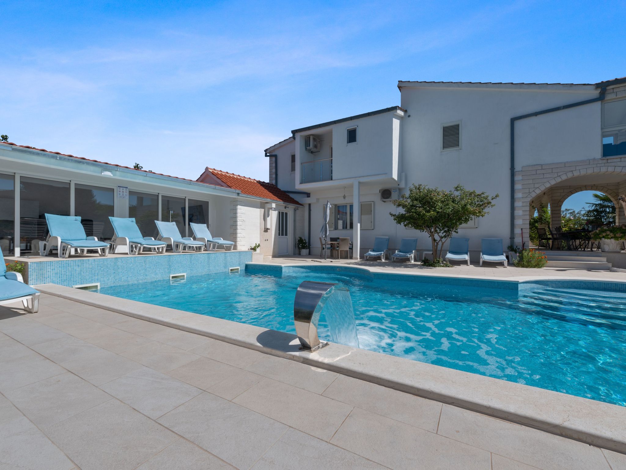 Villa Almas mit Schwimmbad, Fitnessraum, Tennisplatz