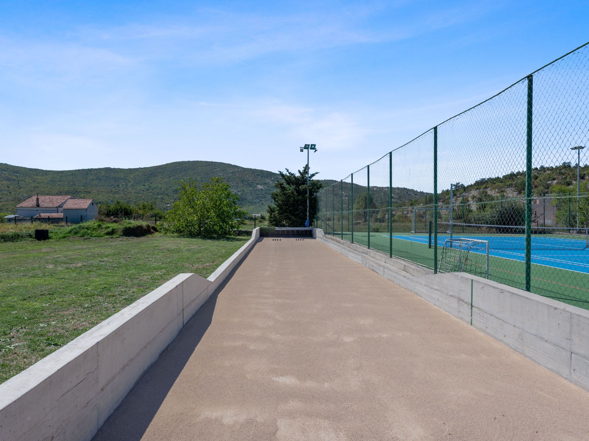 Villa Almas mit Schwimmbad, Fitnessraum, Tennisplatz-Drinnen