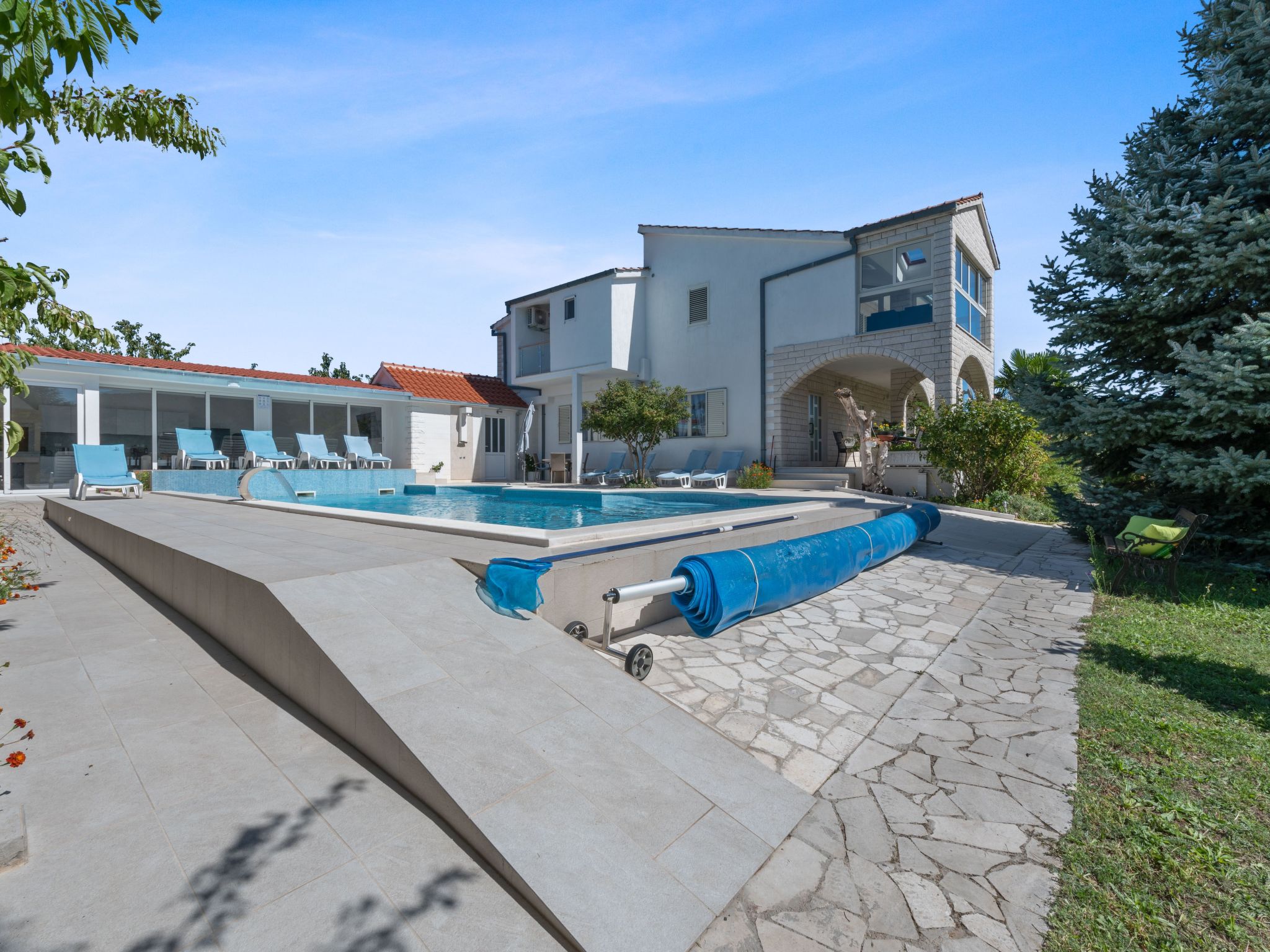 Villa Almas mit Schwimmbad, Fitnessraum, Tennisplatz-Drinnen
