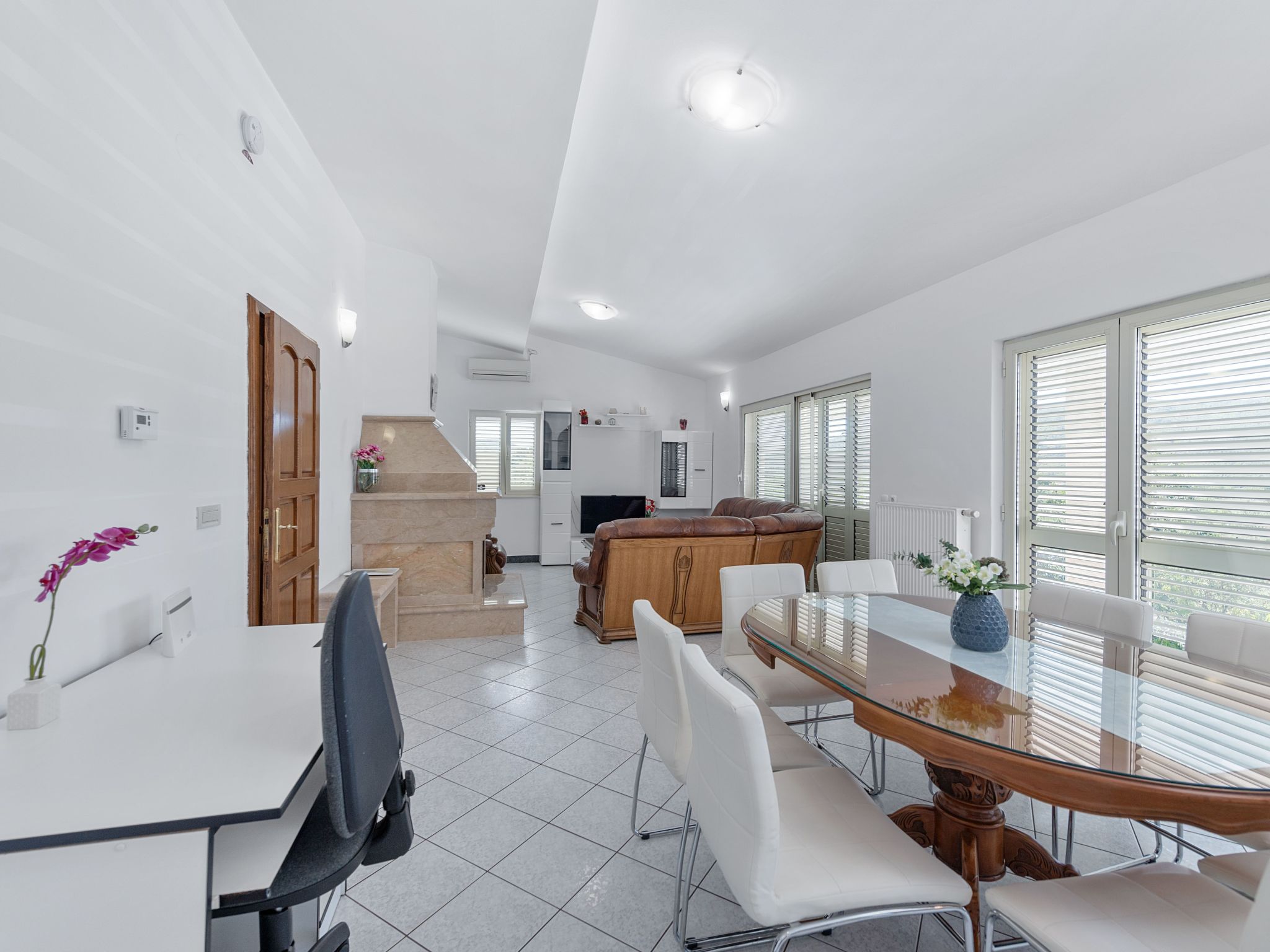 Villa Almas mit Schwimmbad, Fitnessraum, Tennisplatz-Drinnen