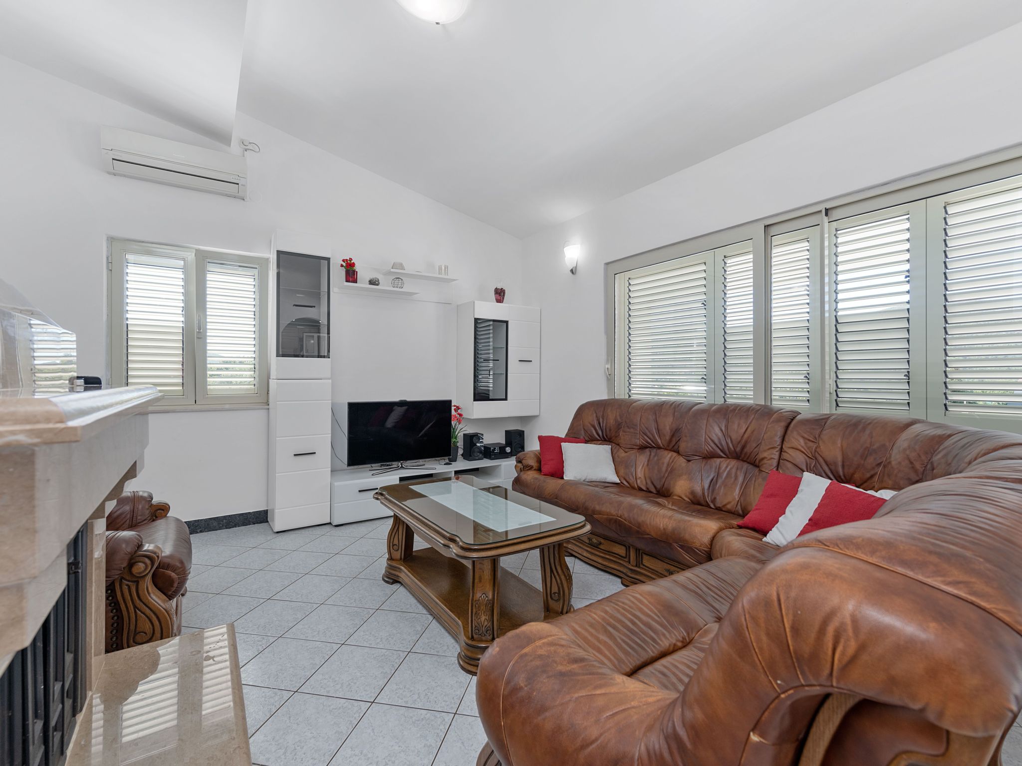 Villa Almas mit Schwimmbad, Fitnessraum, Tennisplatz-Drinnen