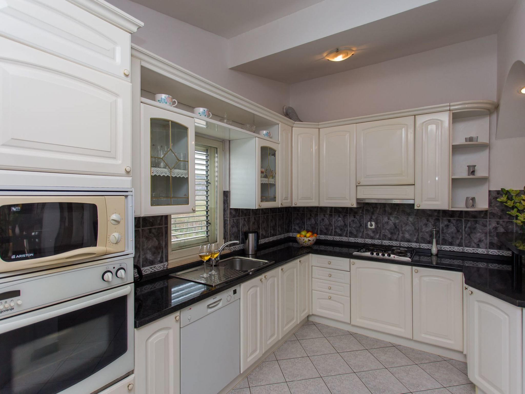 Villa Almas mit Schwimmbad, Fitnessraum, Tennisplatz-Drinnen