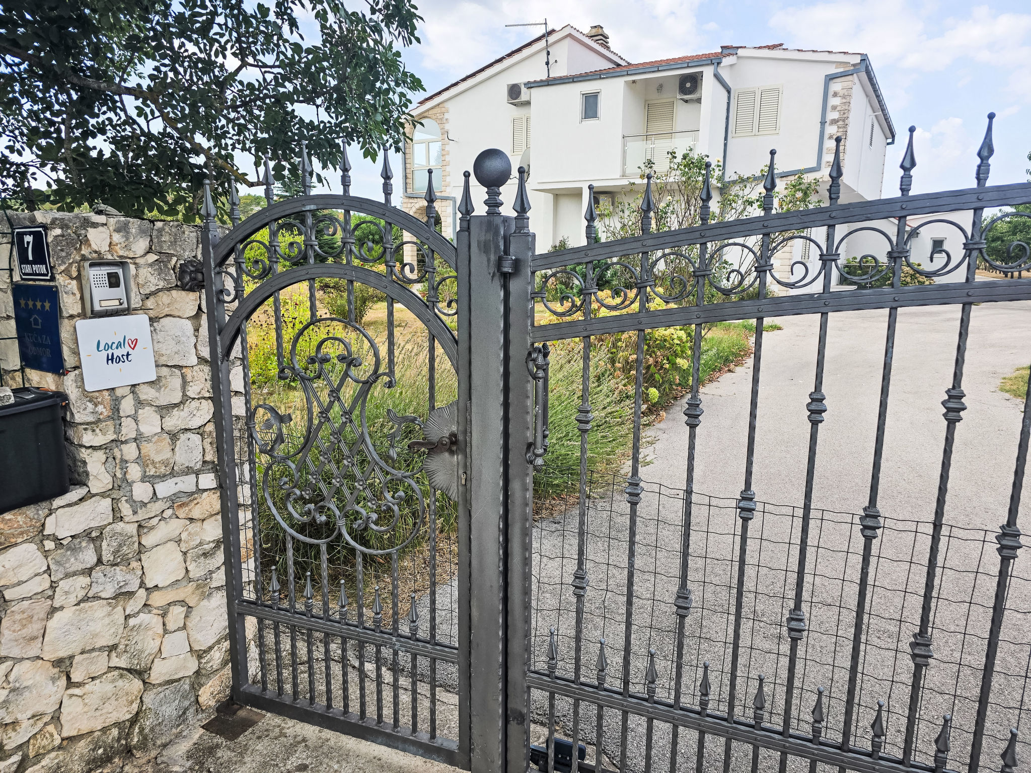 Villa Almas mit Schwimmbad, Fitnessraum, Tennisplatz
