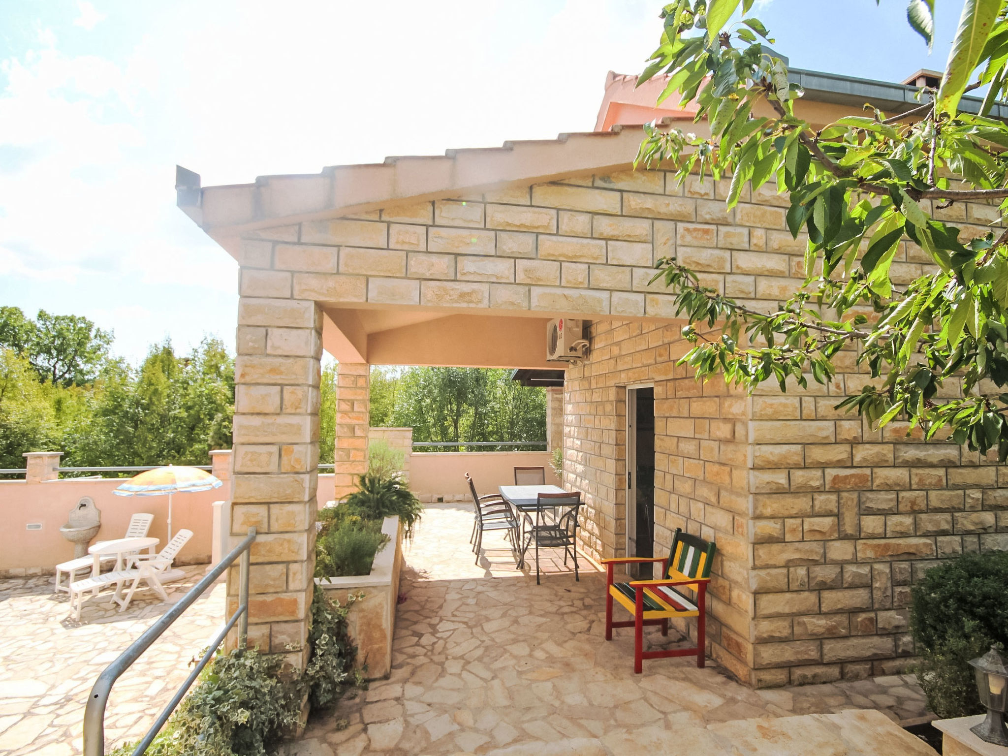 Für 8 Personen mit privatem Swimmingpool im Hinterland von Split - Buiten
