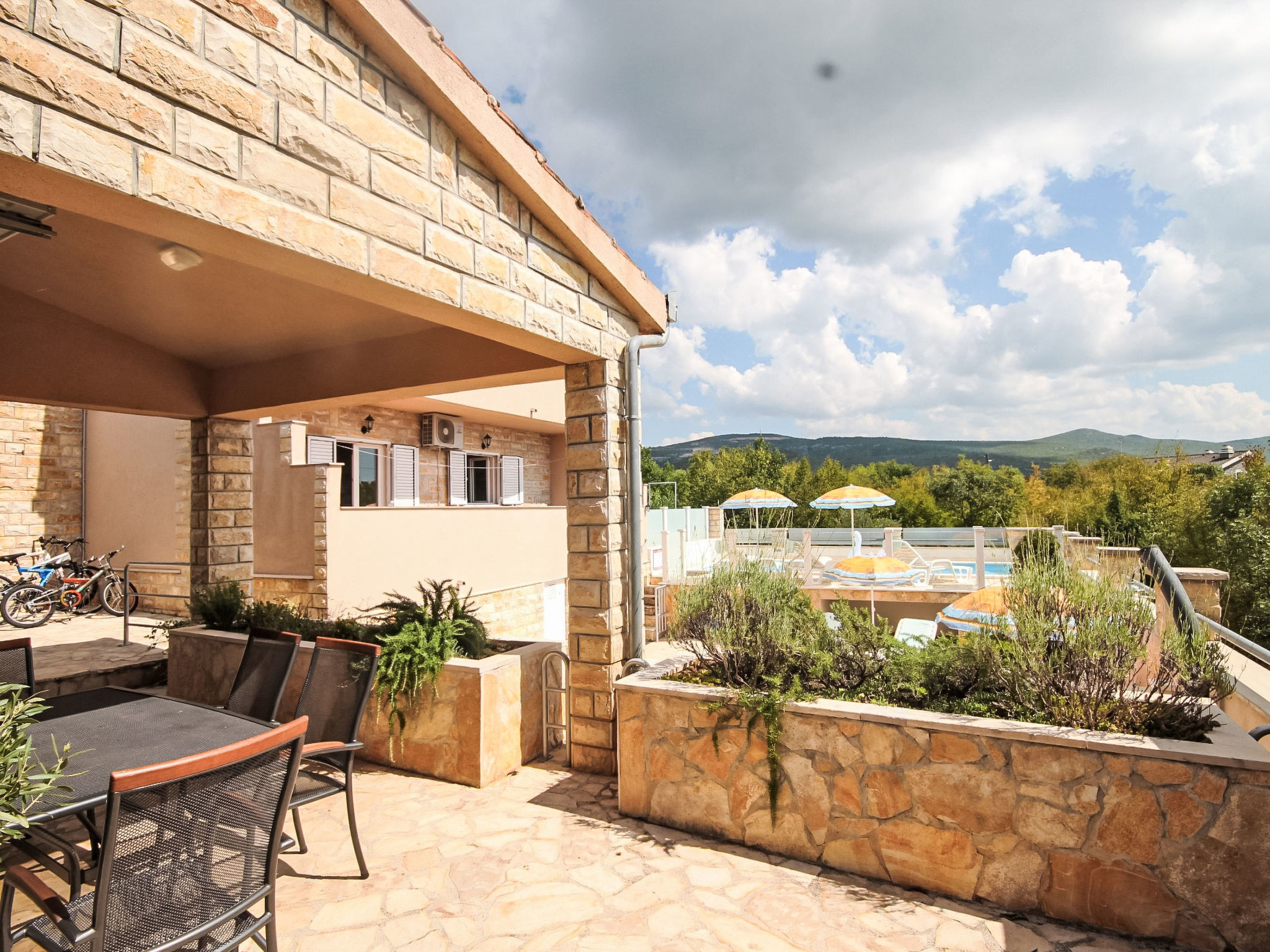Für 8 Personen mit privatem Swimmingpool im Hinterland von Split - Buiten