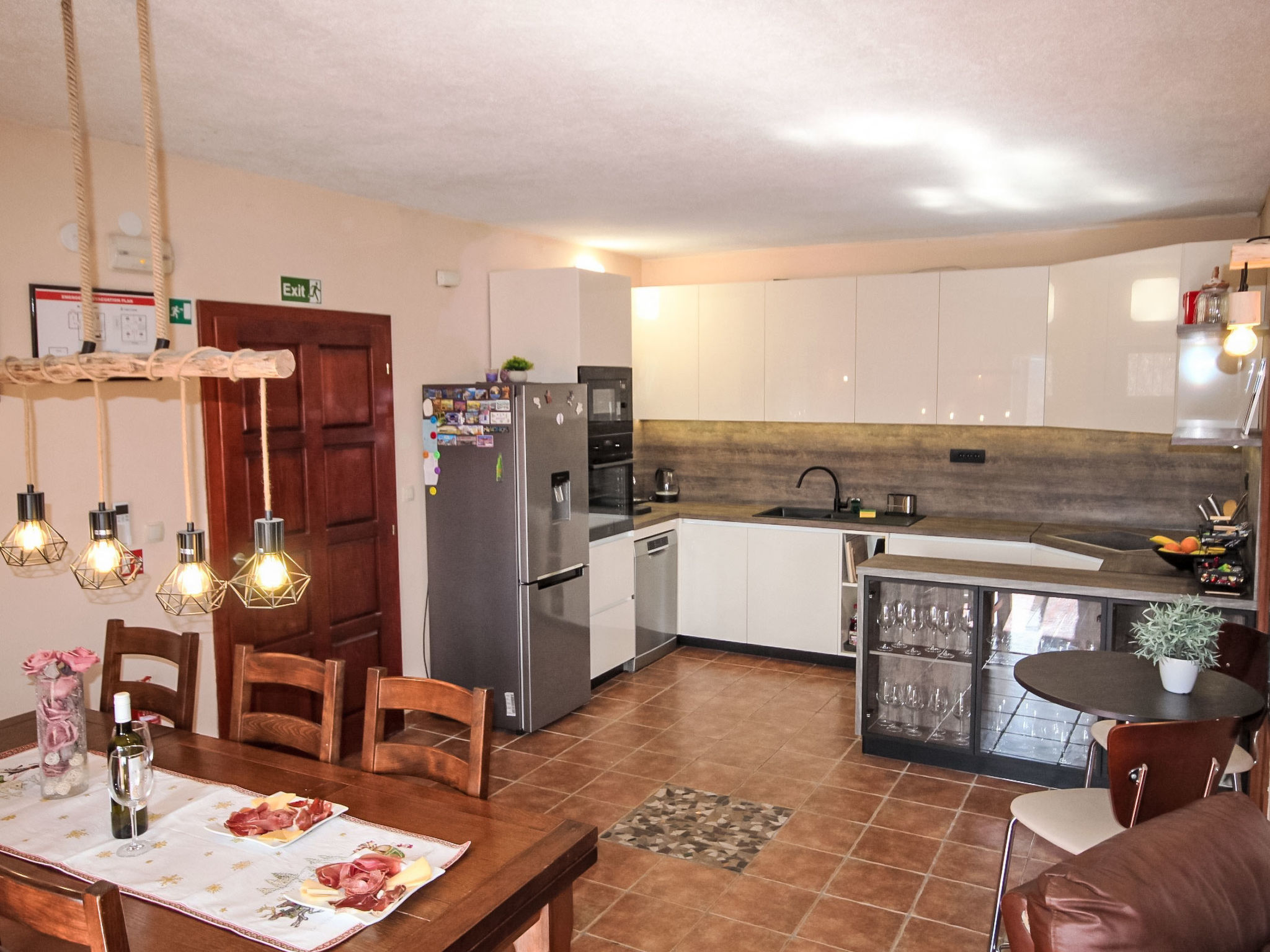Für 8 Personen mit privatem Swimmingpool im Hinterland von Split - Binnen