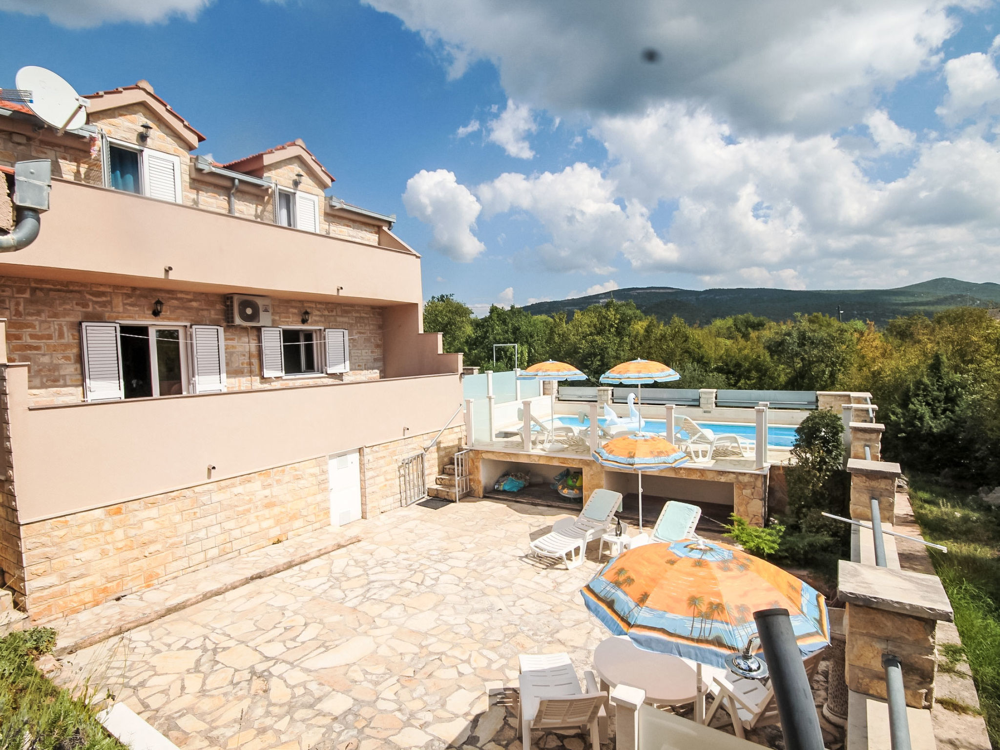 Für 8 Personen mit privatem Swimmingpool im Hinterland von Split - Buiten