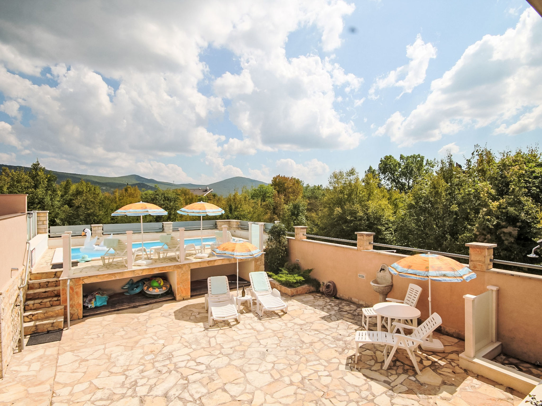 Für 8 Personen mit privatem Swimmingpool im Hinterland von Split - Buiten