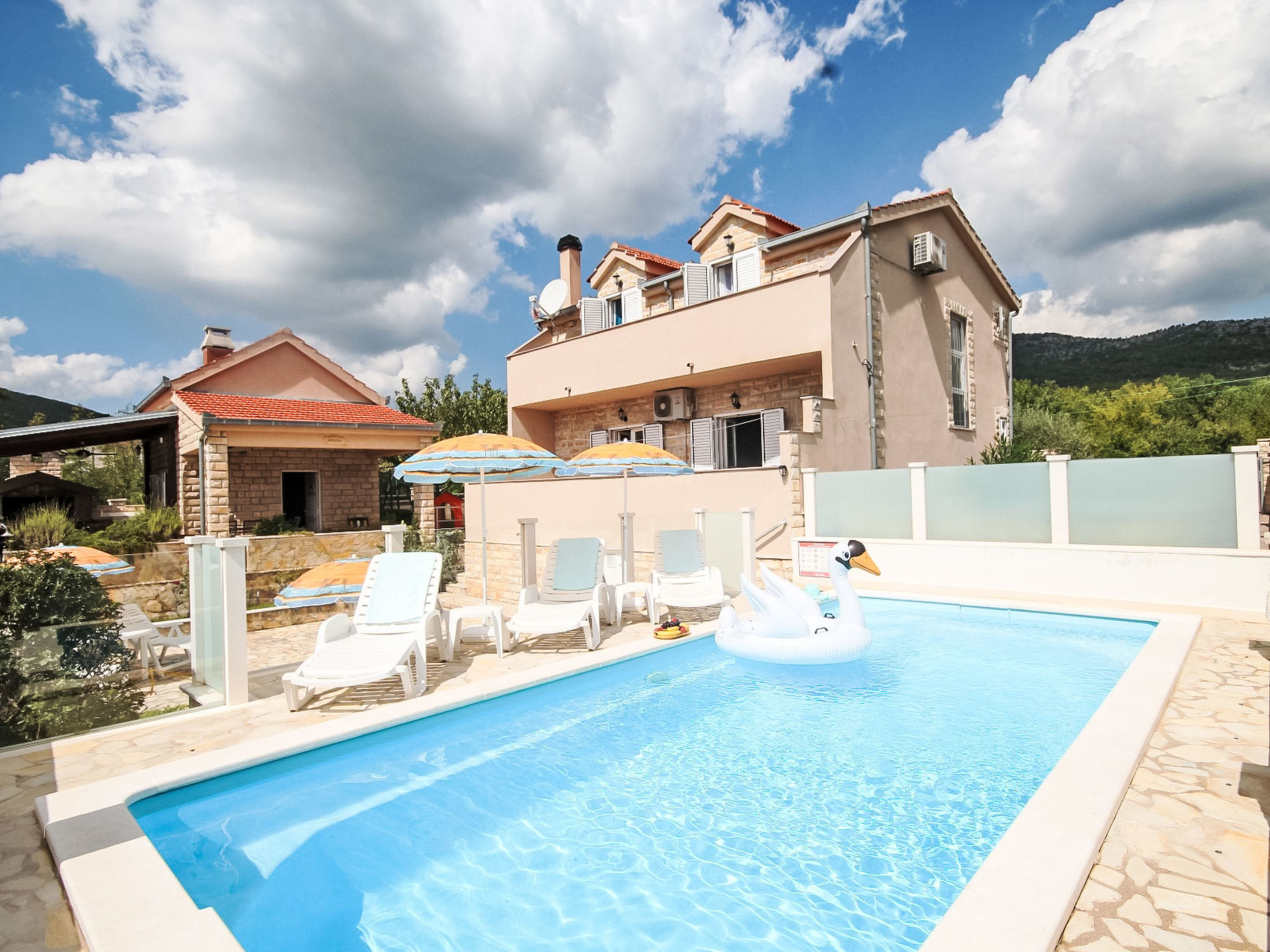 Für 8 Personen mit privatem Swimmingpool im Hinterland von Split