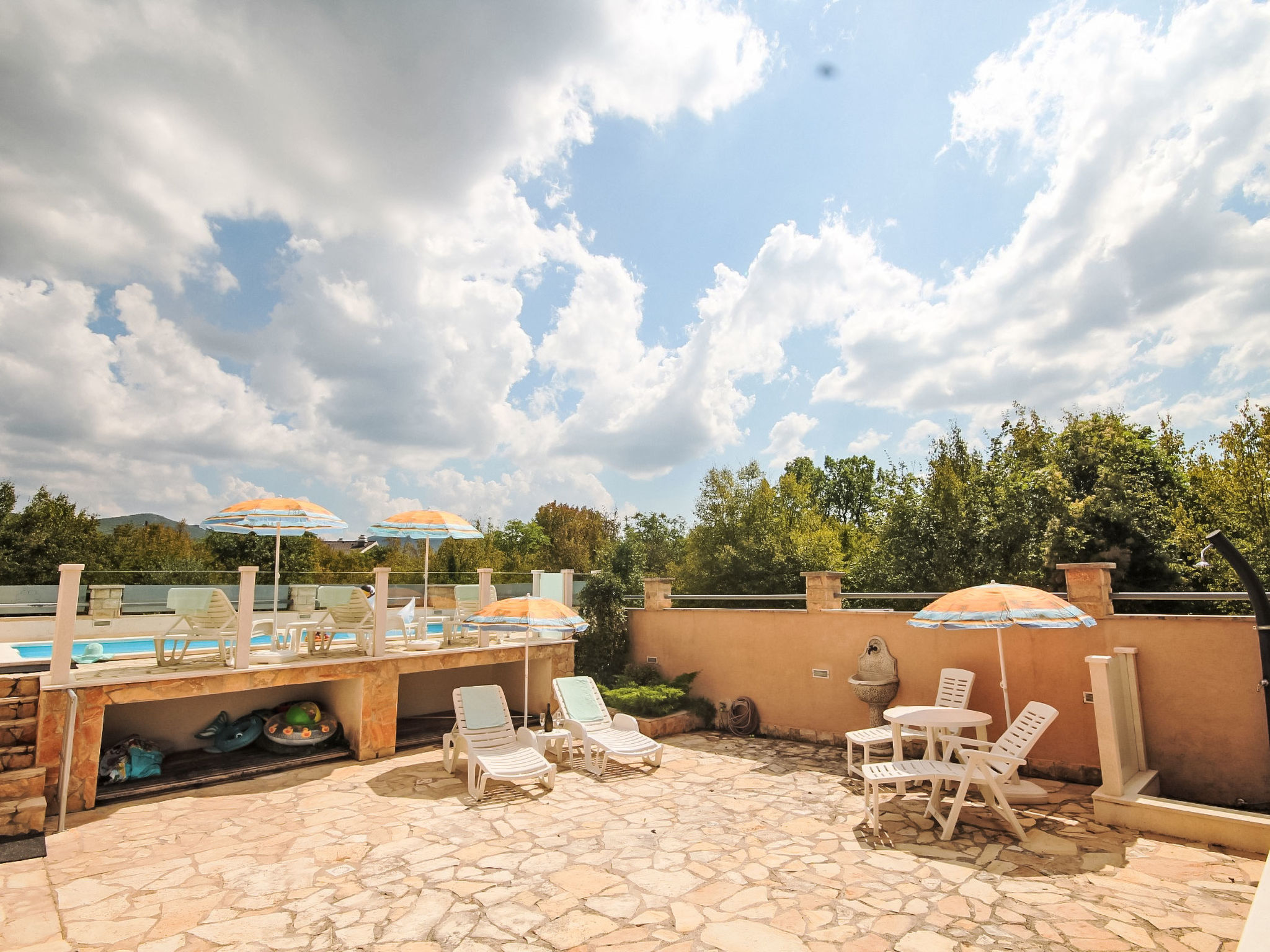 Für 8 Personen mit privatem Swimmingpool im Hinterland von Split - Buiten