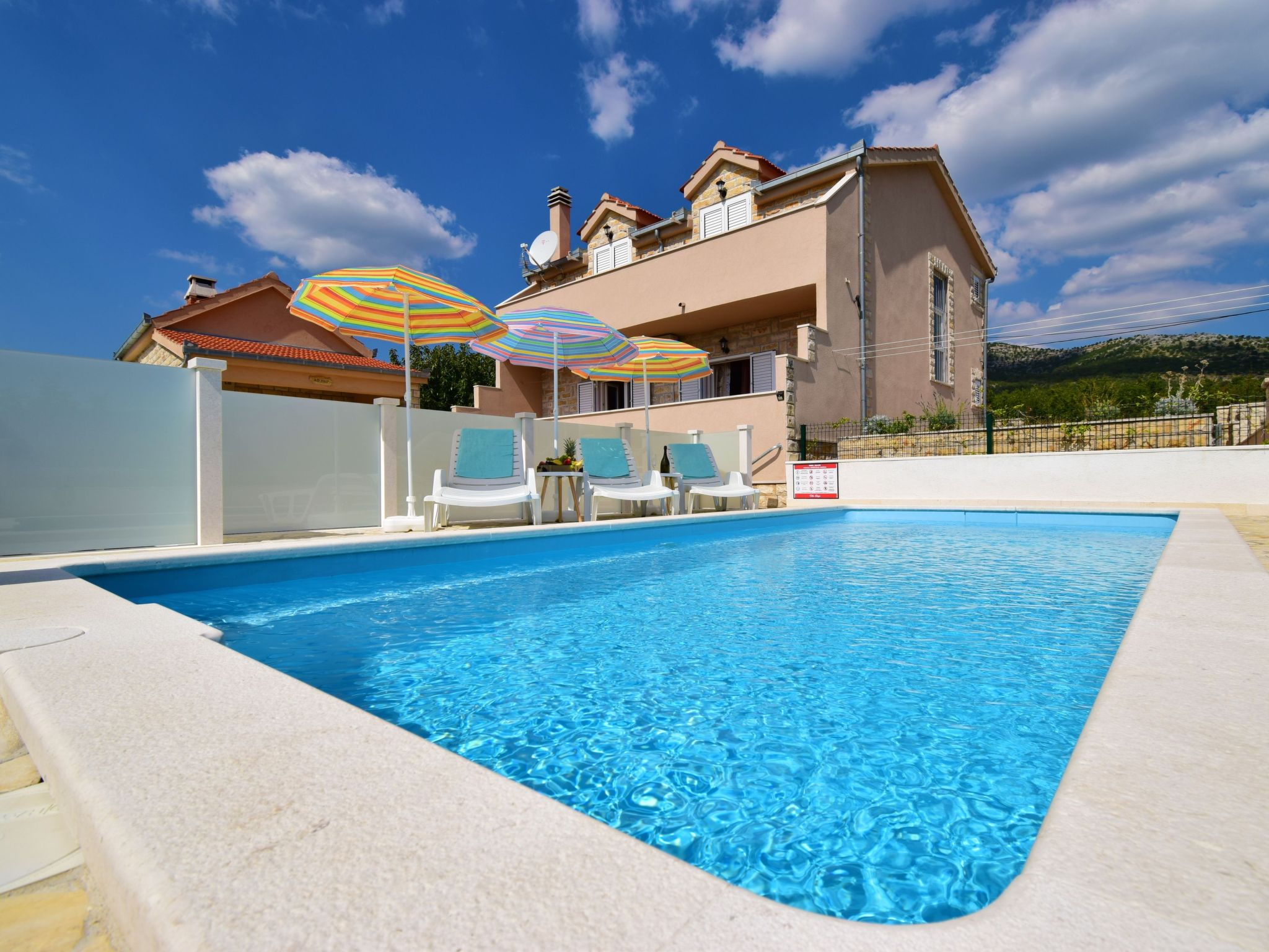Für 8 Personen mit privatem Swimmingpool im Hinterland von Split - Image-tags.info