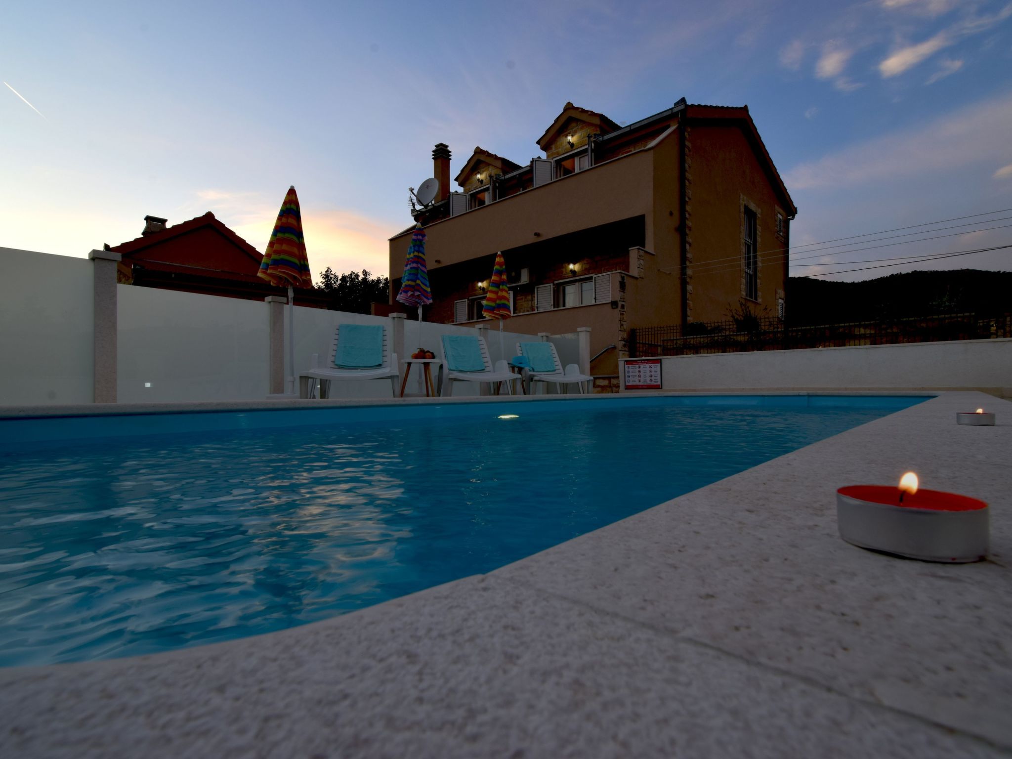 Für 8 Personen mit privatem Swimmingpool im Hinterland von Split - Image-tags.info