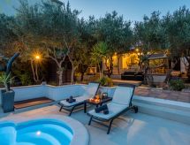 Vrijstaande villa met privézwembad en tuin op 150m van zee in Dragovode - thumbnail 1