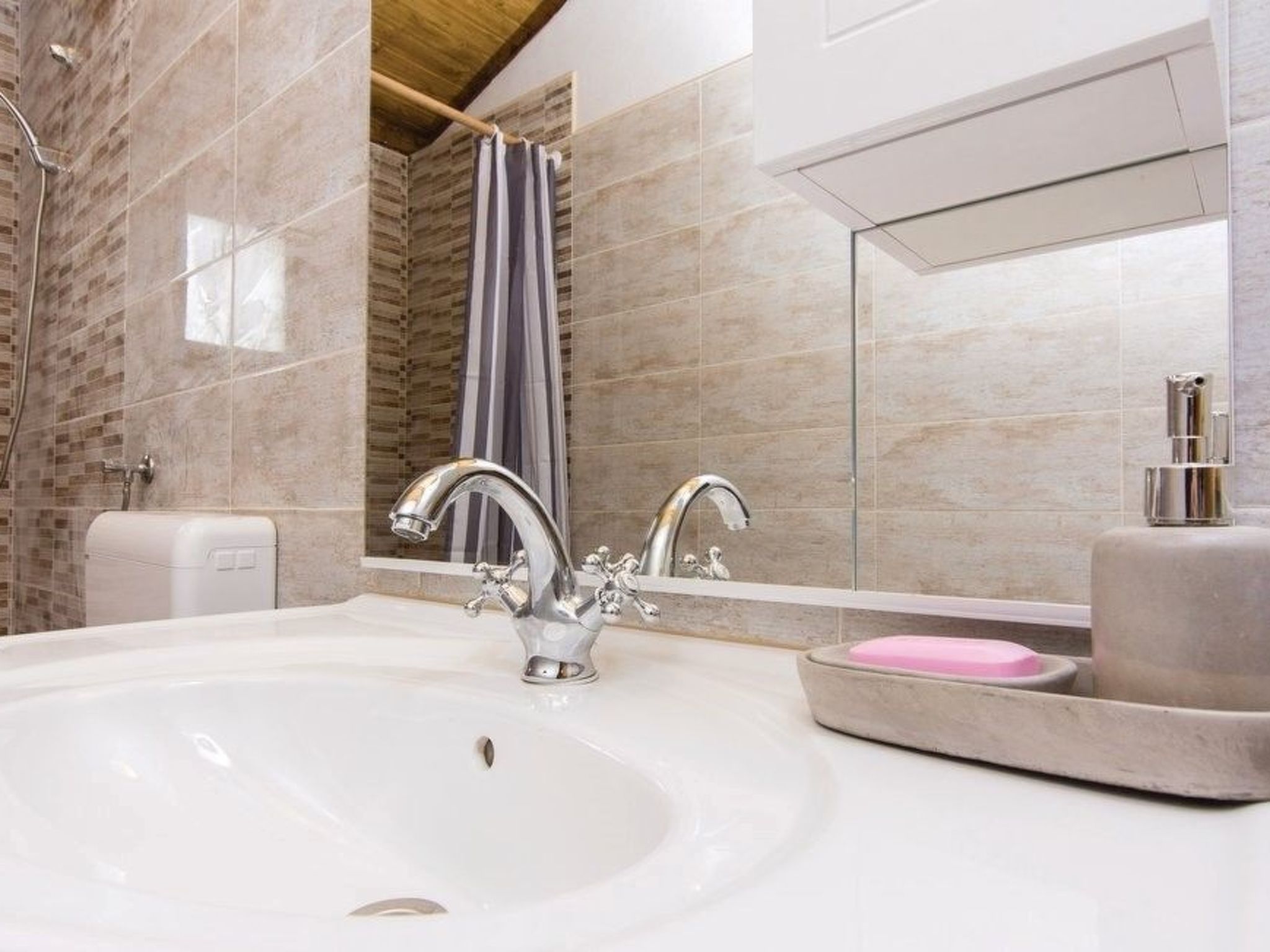 Villa Anita mit Privatpool in Budak-Drinnen