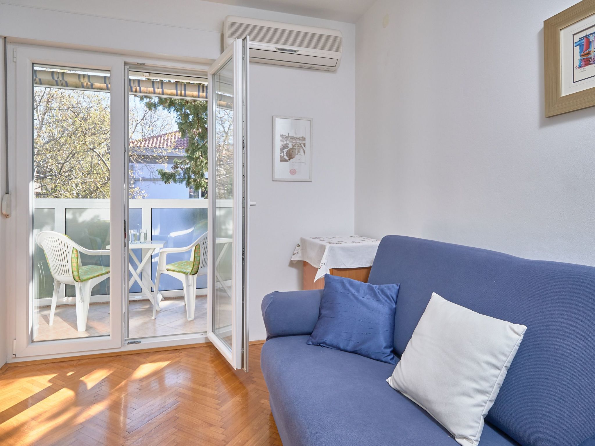 Andrea mit Stadtblick-Dedans