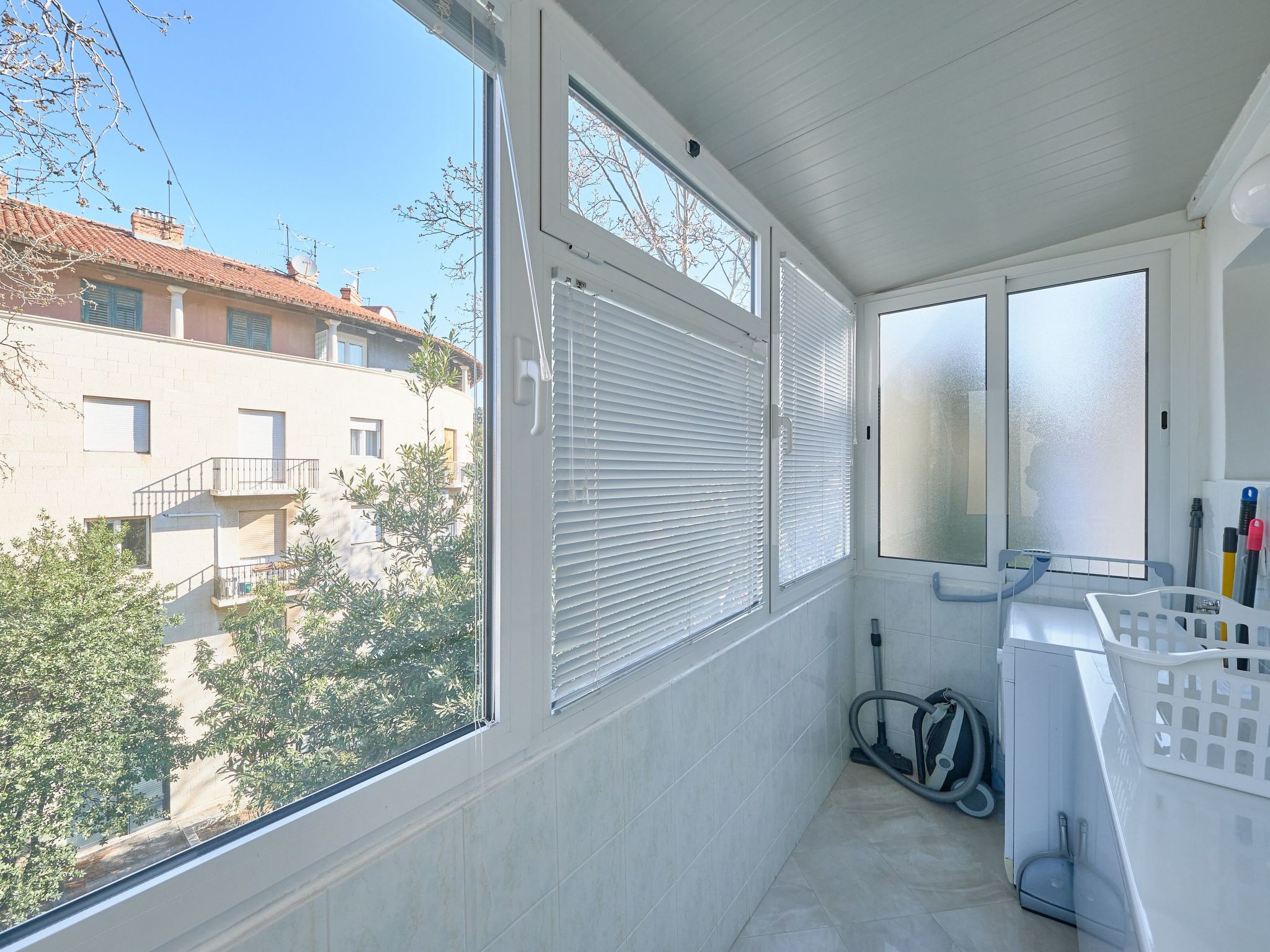 Andrea mit Stadtblick-Dedans