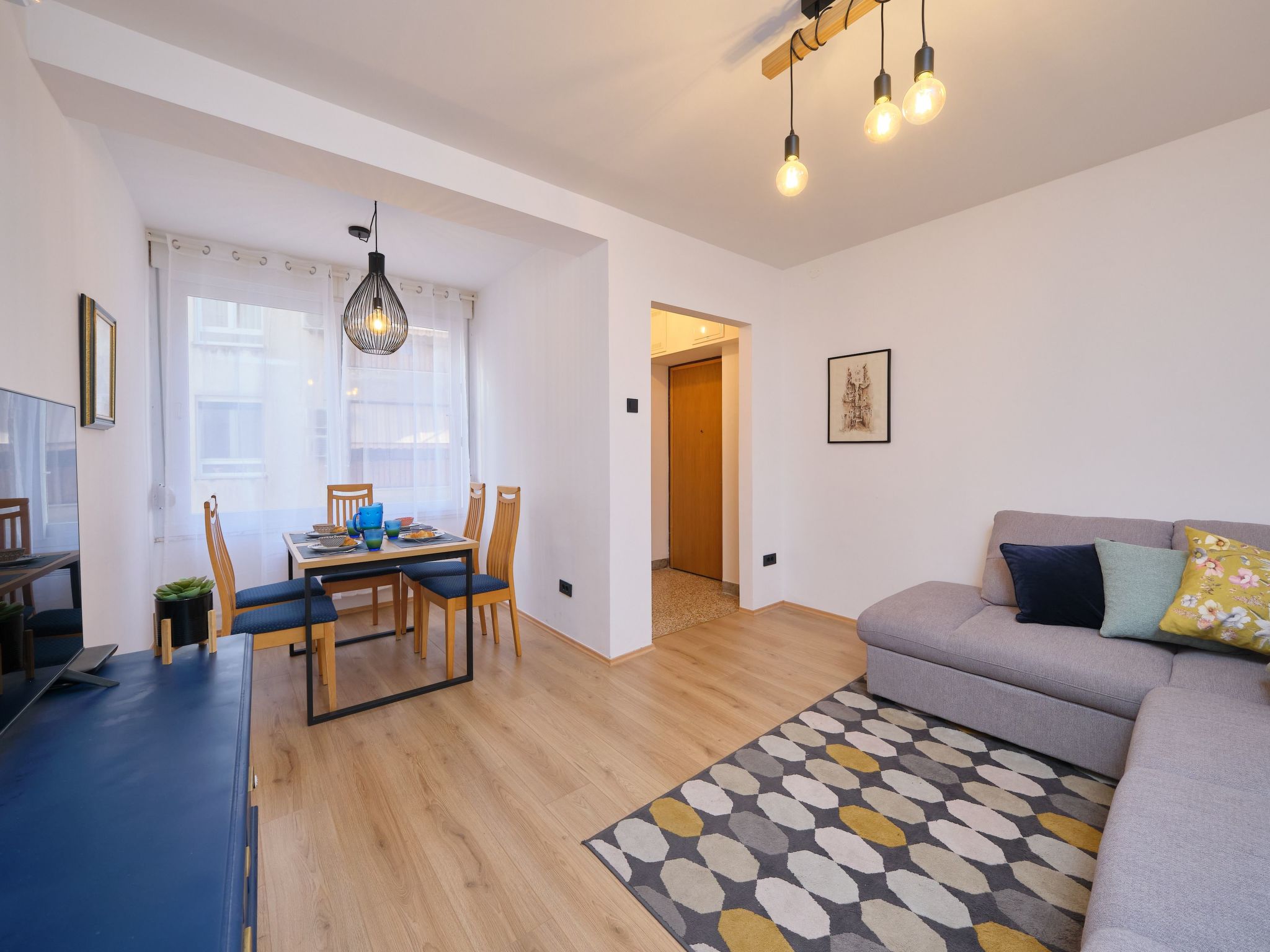 Discover the comfort and convenience of Bacci Central, a 2-bedroom apartment perfectly situated in the vibrant heart of Split. This inviting destination is ideal for up to 4 guests looking to explore ..