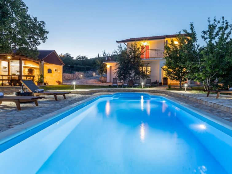Bergzicht en luxe: Vakantiehuis met privézwembad in Dragovode in Dragovode