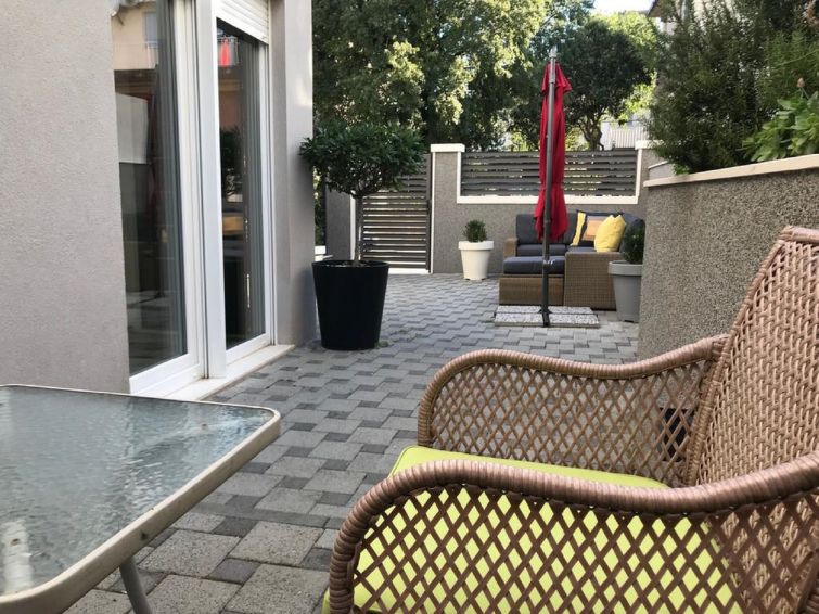4-persoons appartement aan zee in Dragovode met veranda in Dragovode