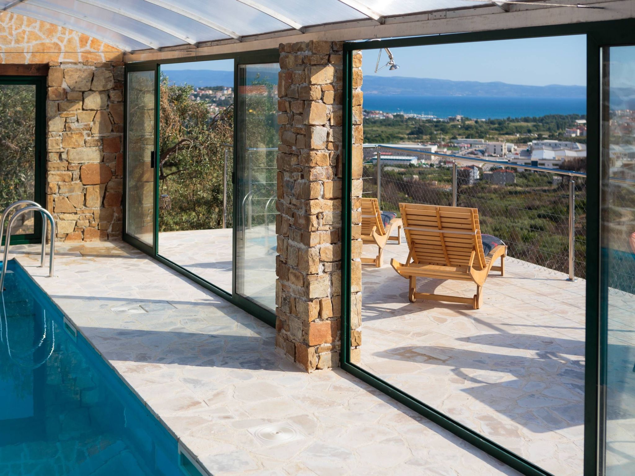 Ferienvilla Kalista mit Pool und tollem Ausblick-Drinnen