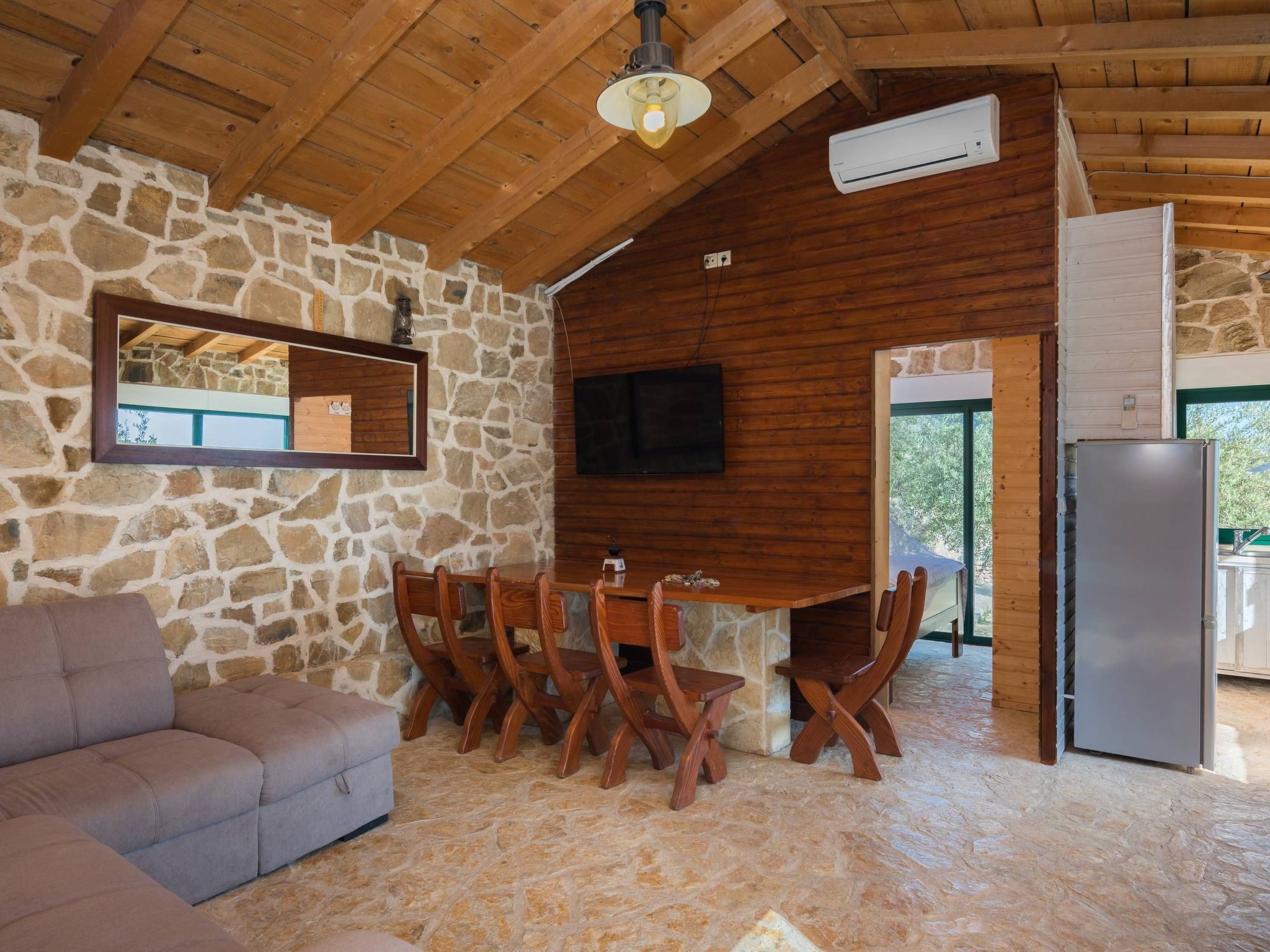 Ferienvilla Kalista mit Pool und tollem Ausblick-Drinnen