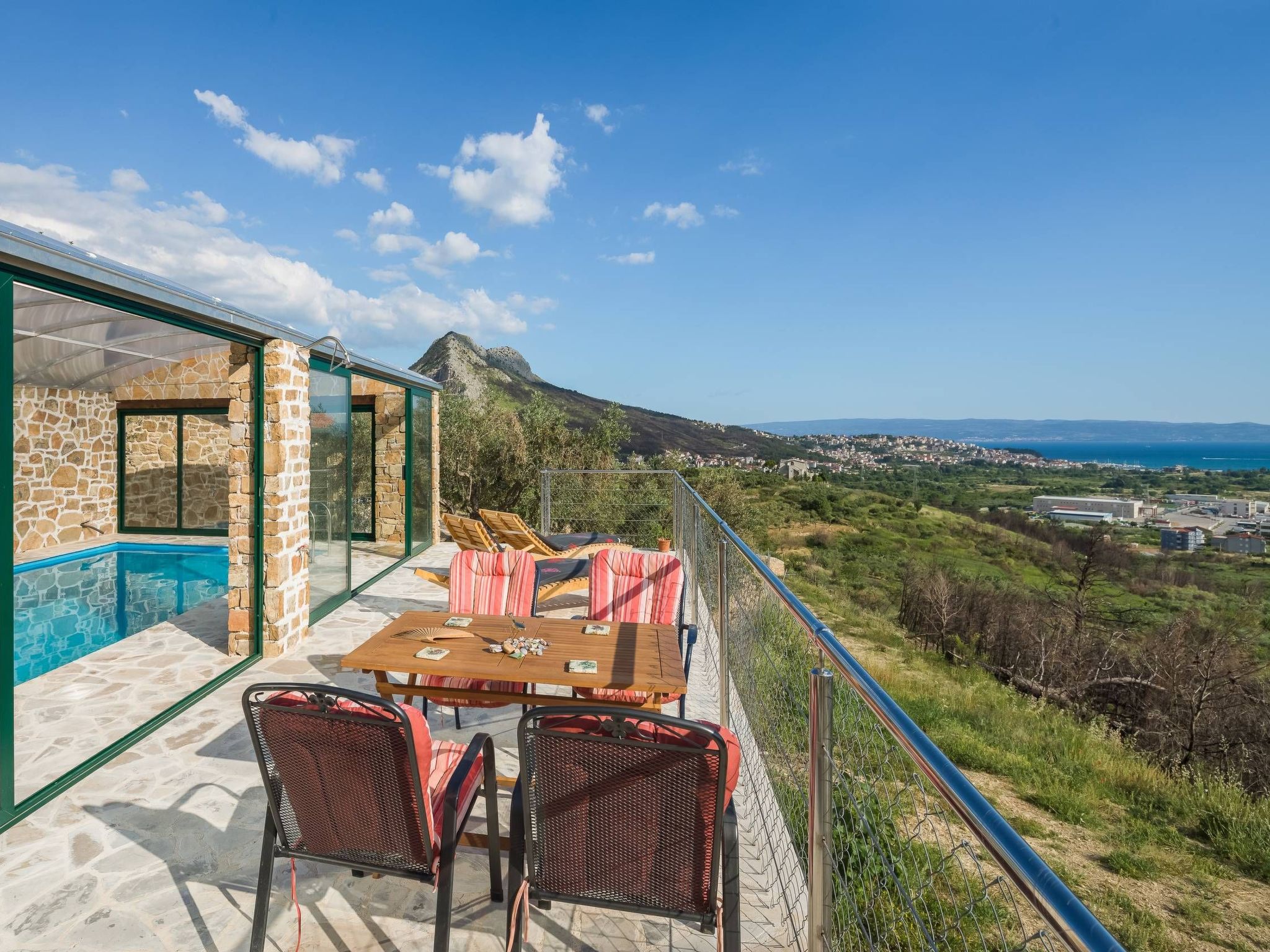Ferienvilla Kalista mit Pool und tollem Ausblick-Drinnen